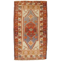 Tappeto antico Oushak dalla Turchia in rosso bruciato, arancione e grigio blu attenuato
