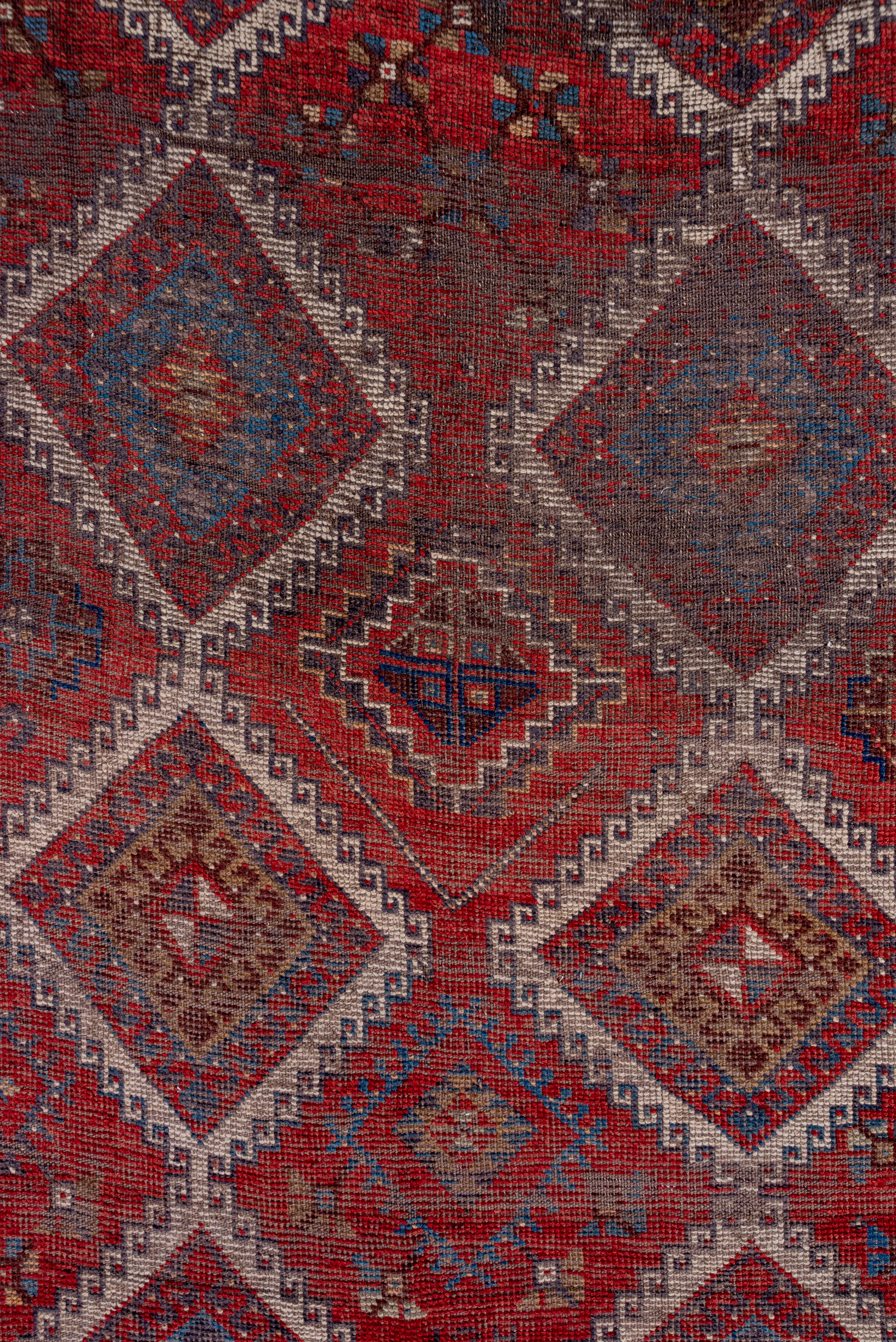 Camino de Mesa Ancho de Oushak Antiguo, Campo de Diamantes Rojo Brillante por Todas Partes, Ligeramente Desgastado mediados del siglo XX en venta