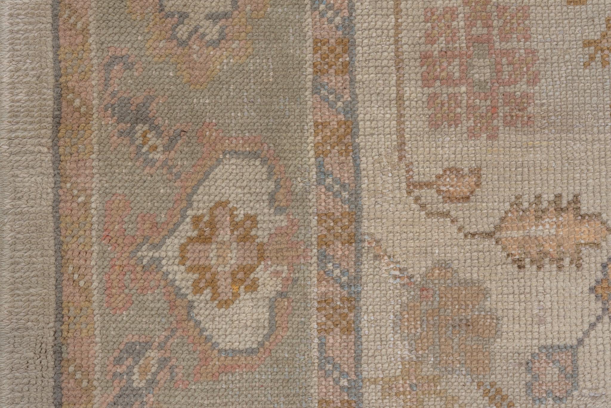XX secolo Oushak antico con stelo floreale elaborato in vendita