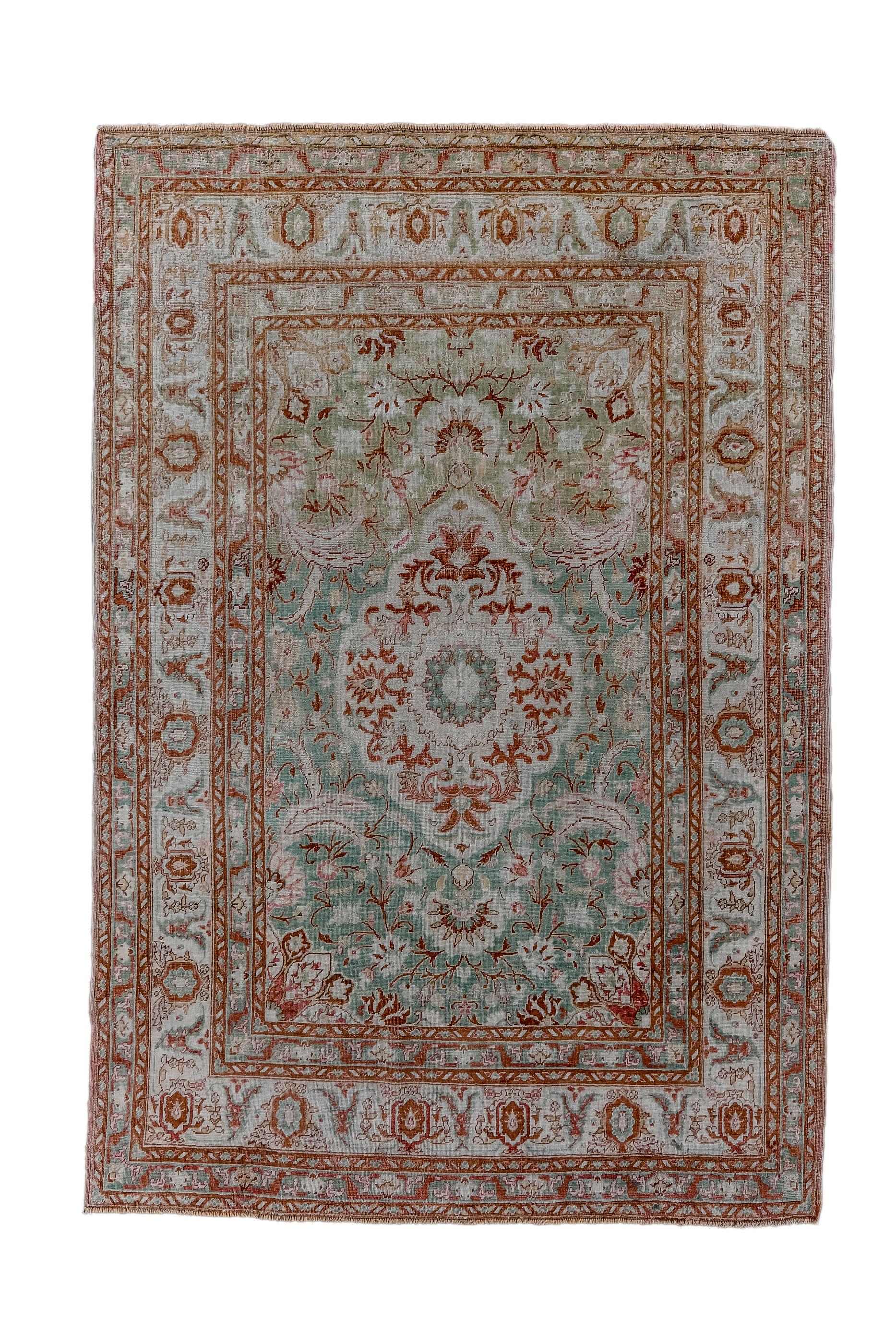Le champ vert présente un médaillon écru étroitement suspendu, avec une rosette centrale superposée, parmi des feuilles de saz, de la vigne et des palmettes. Bordure de style bande crème avec palmettes inversées et acanthoïdes fourchus. Tissage