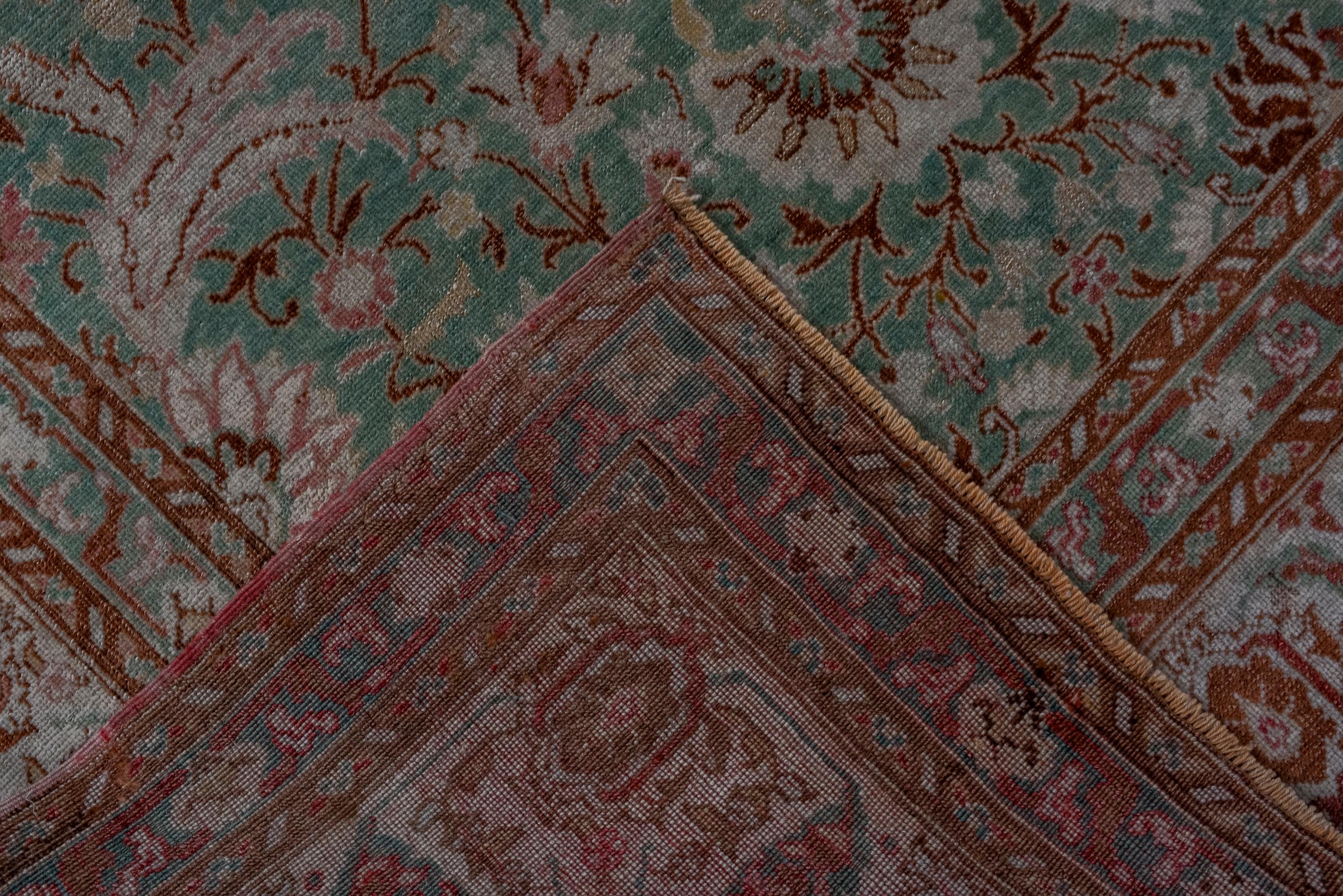 20ième siècle Antique Oushak avec un champ vert et un médaillon en forme de rosette, vers 1920 en vente