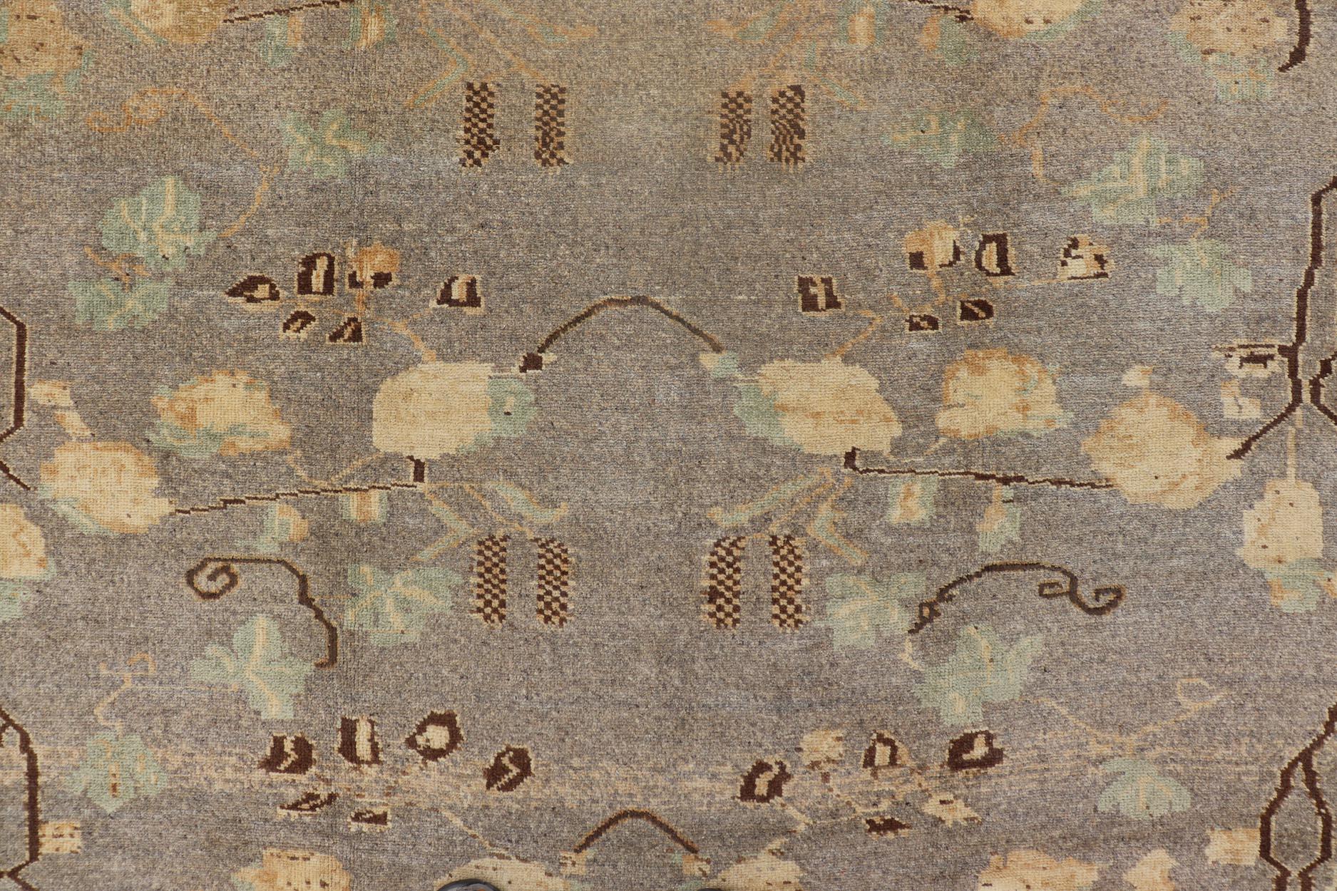 Antike Oushak-Blätter mit Blättern, Zweigen, Blumen in Taupe, Braun, L. Grün  & Gray  (Handgeknüpft) im Angebot
