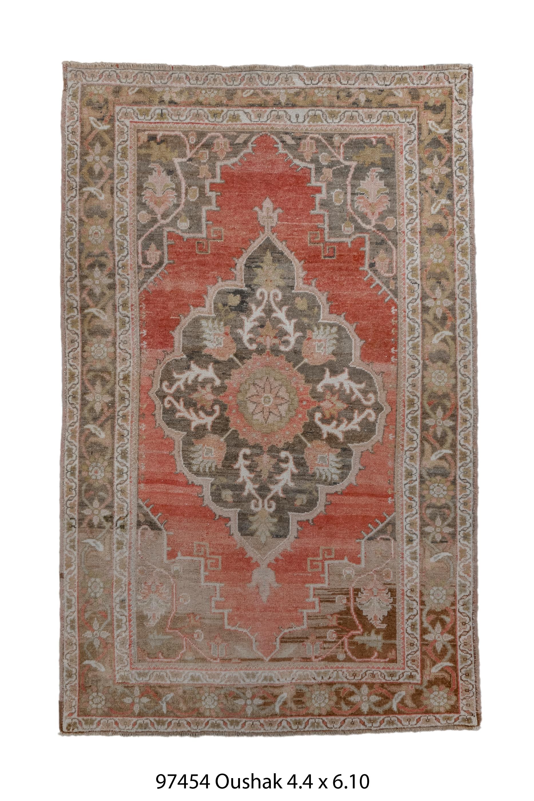 Auf dem abraschierten türkisroten Feld befindet sich ein gelapptes, spitzbogiges Olivenmedaillon mit Stacheldrahtumrandung, das eine Rosette mit strahlenförmig angeordneten Palmetten und Paaren von tief eingeschnittenen Blättern umschließt.
