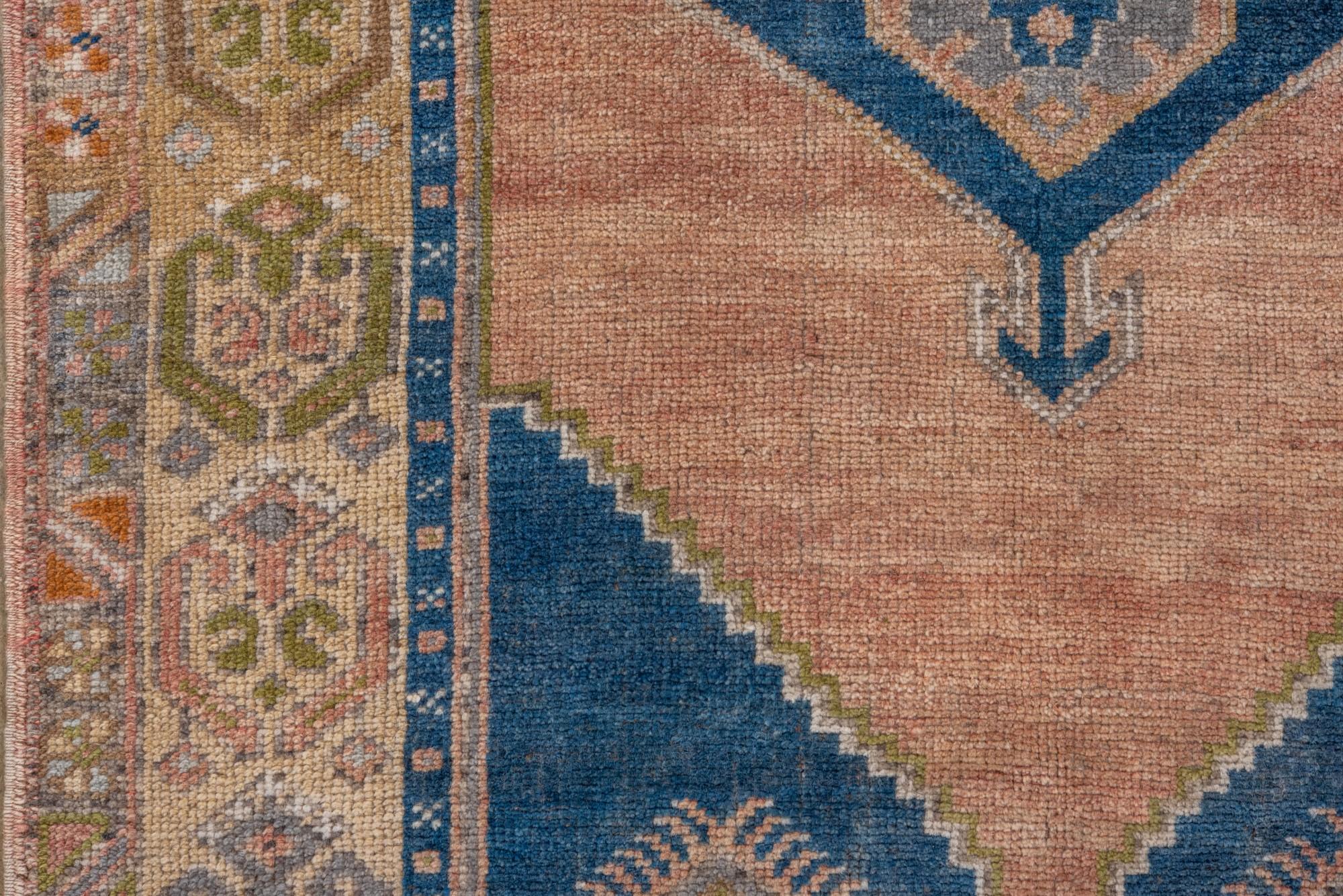 Oushak antiguo con campo abierto de terracota blanda y un medallón en Bueno estado para la venta en New York, NY