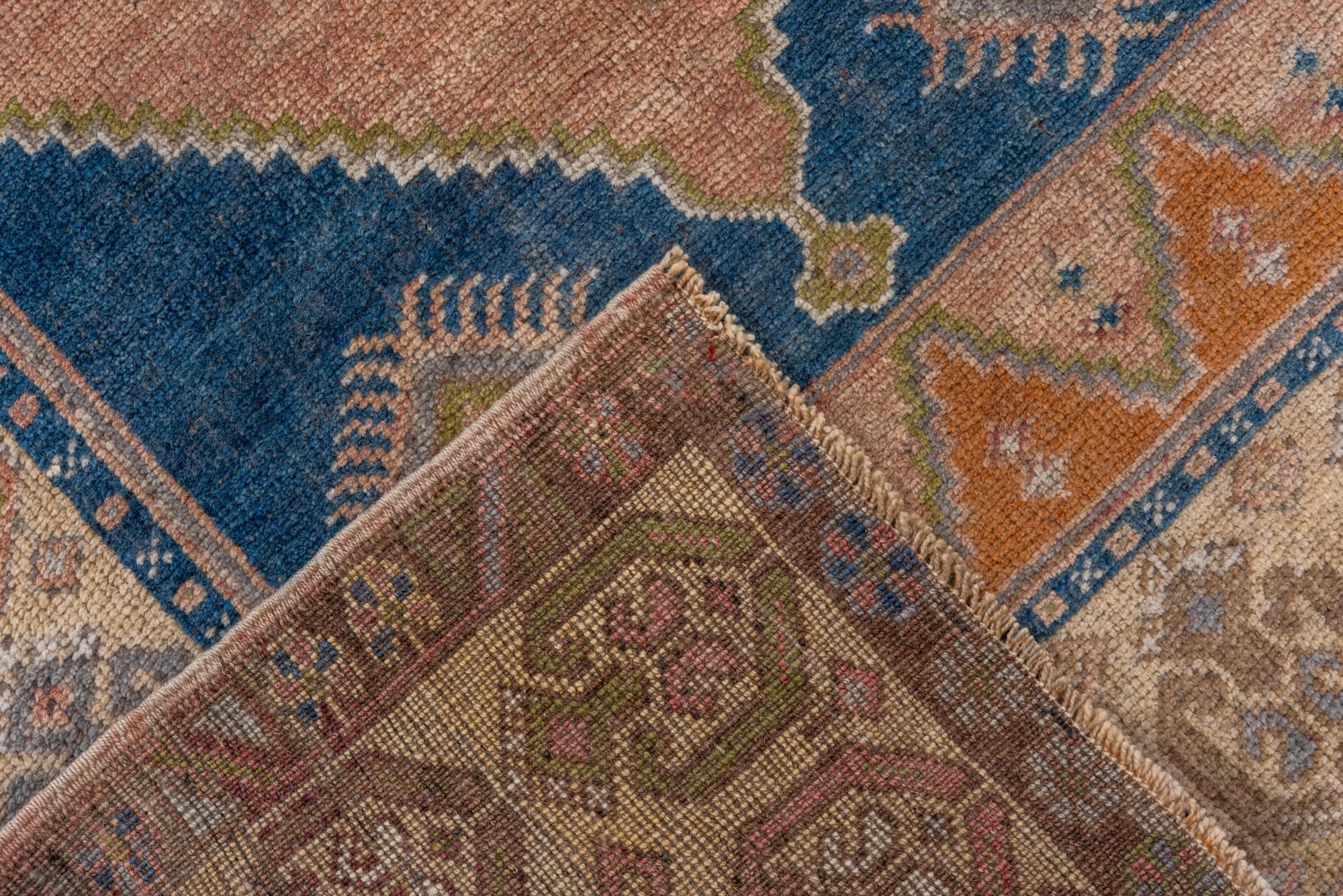 Oushak antiguo con campo abierto de terracota blanda y un medallón siglo XX en venta