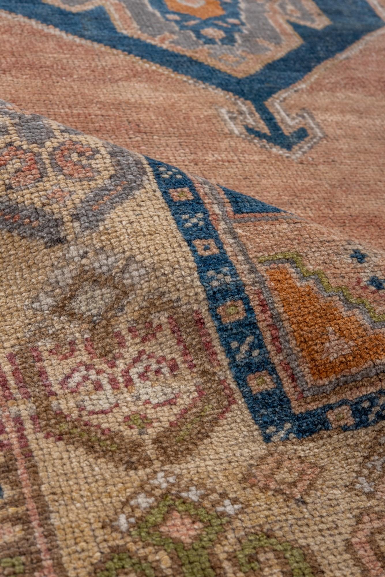 Oushak antiguo con campo abierto de terracota blanda y un medallón Lana en venta