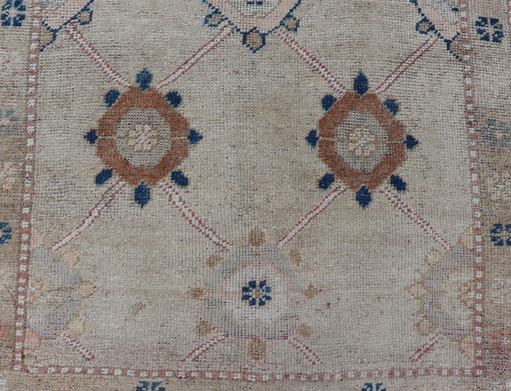Antique Oushak with sub-geometric design in tan, cream, caramel, pink & blue, turkish Oushak antique rug with open field design, Keivan Woven Arts / rug / EN-P13321, country of origin / type: Turkey / Oushak, circa Early-20th century.

Measures:
