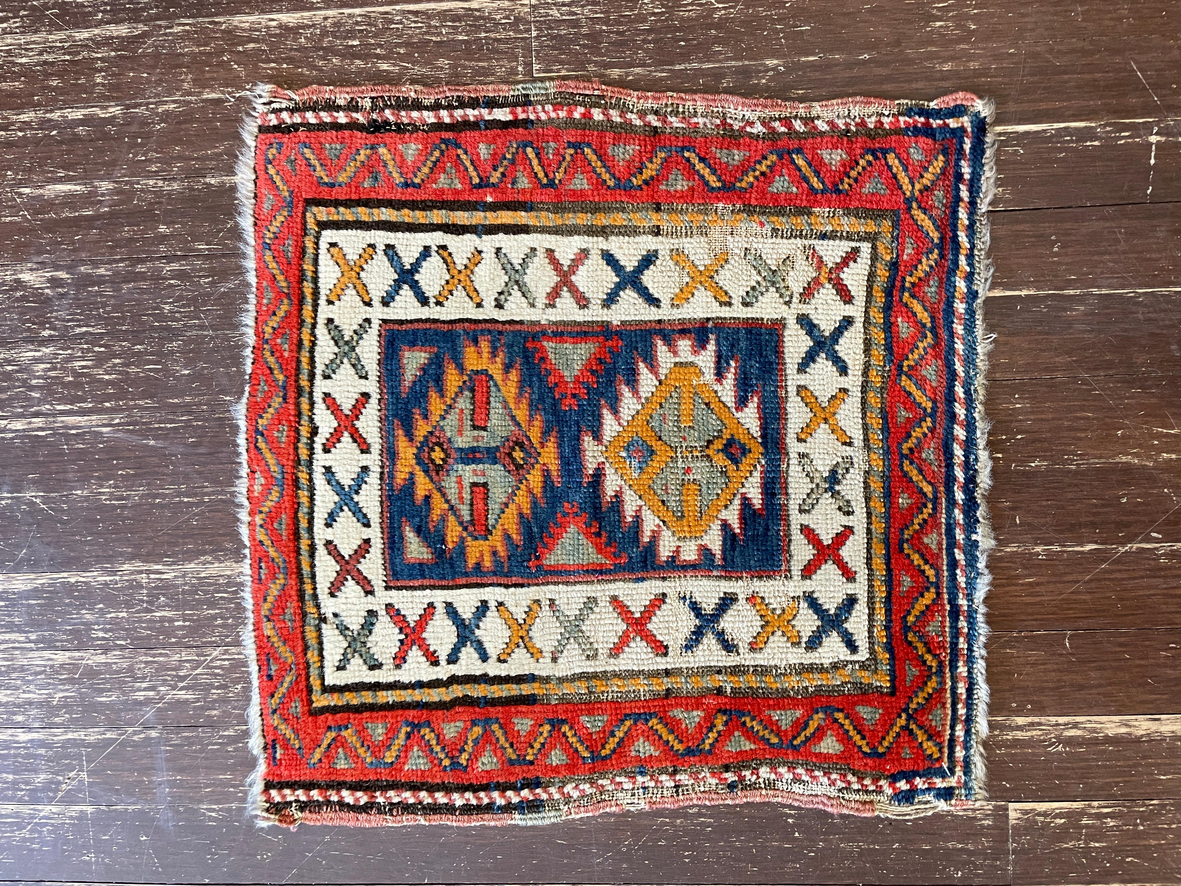Entdecken Sie das Erbe der anatolischen Teppiche, ein Begriff, der die reiche Vielfalt der in Anatolien und den umliegenden Regionen geknüpften Teppiche umfasst. Geografisch gesehen liegt dieses Gebiet im historischen Herrschaftsbereich des