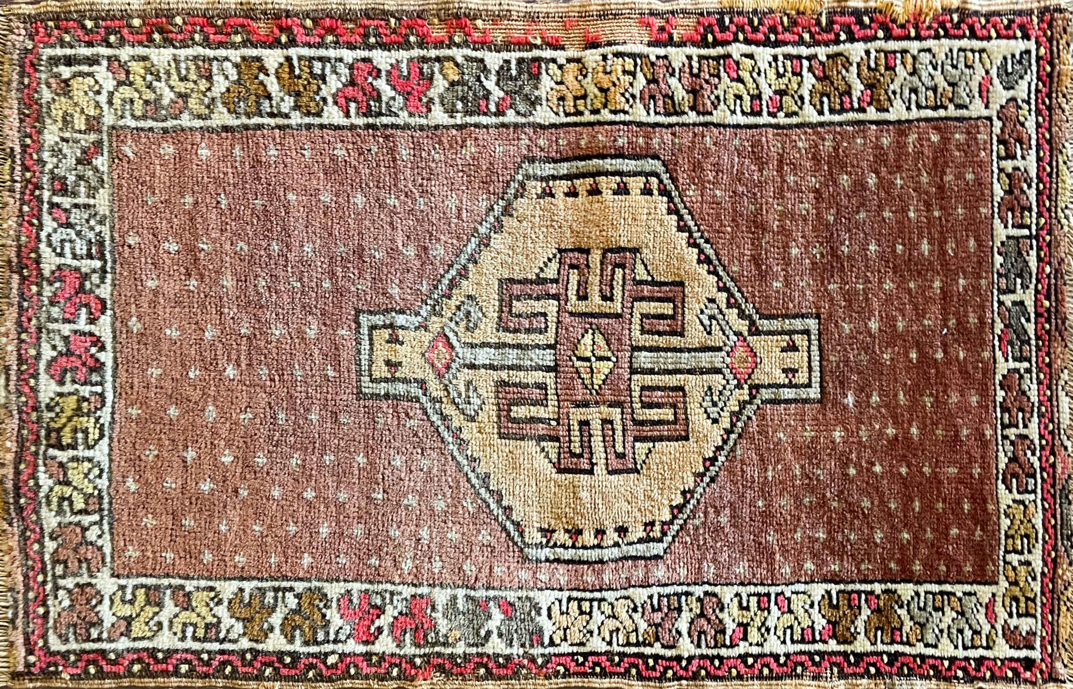 Entdecken Sie das Erbe der anatolischen Teppiche, ein Begriff, der die reiche Vielfalt der in Anatolien und den umliegenden Regionen geknüpften Teppiche umfasst. Geografisch gesehen liegt dieses Gebiet im historischen Herrschaftsbereich des