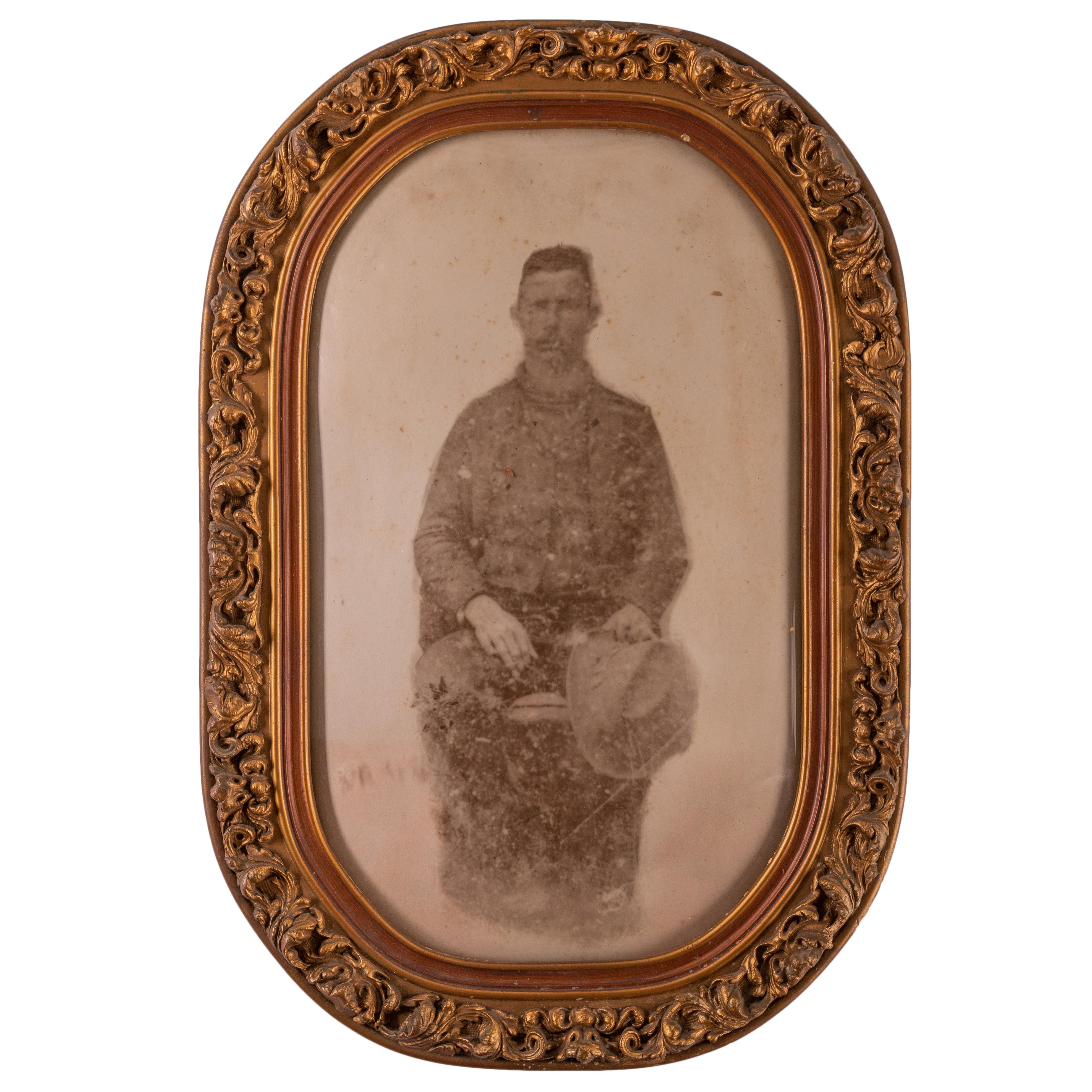 Un antico ritratto fotografico di un gentiluomo ben presentato in una cornice in gesso dorato con vetro convesso.
Forse non un fuorilegge, ma un uomo misterioso. 

vista: 9 x 15 pollici
cornice: 13 per 19 pollici


