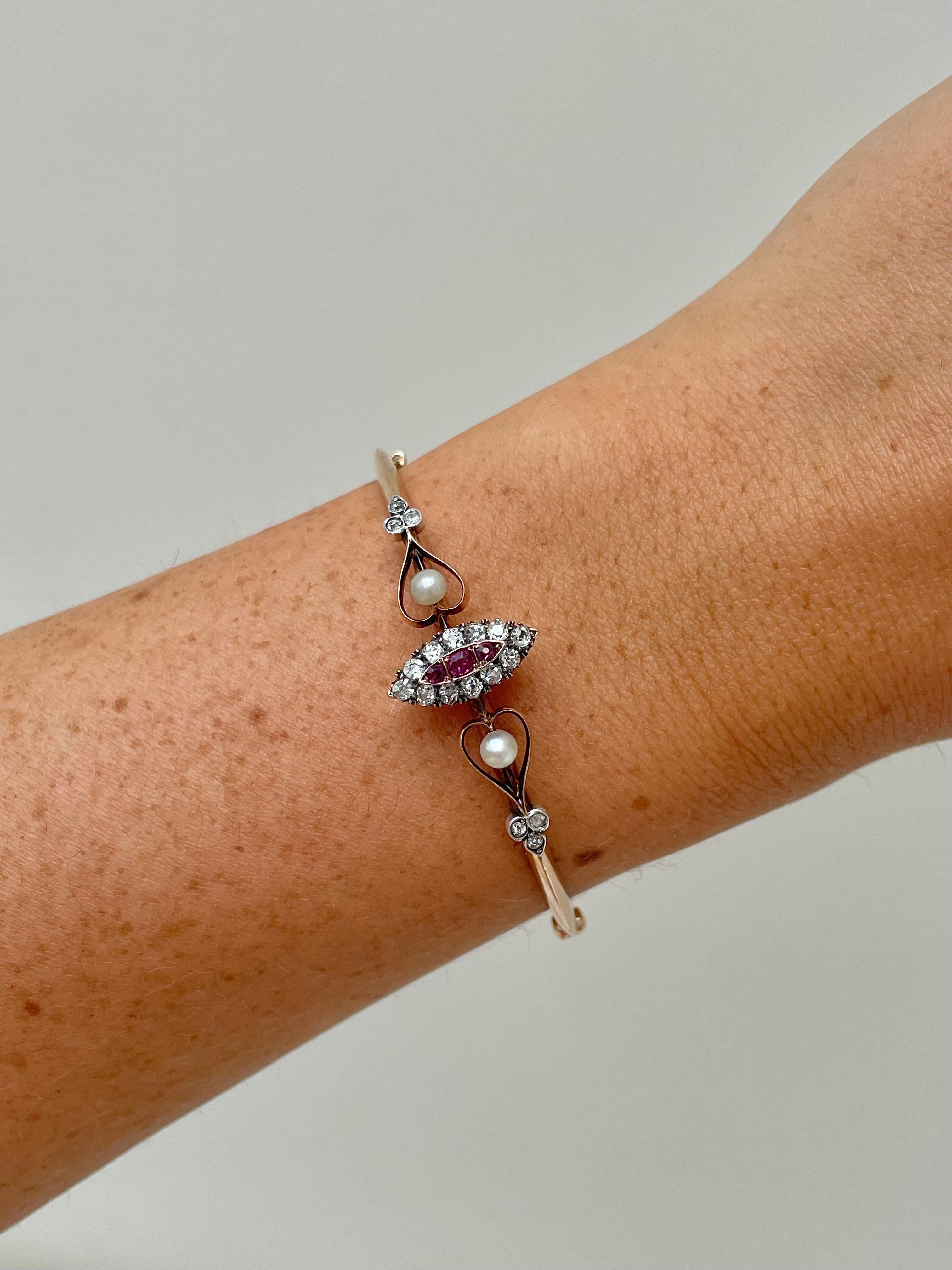 Antiker antiker Diamant-Armreif mit Rubin & Diamant-Marquise-Herz aus Gelbgold für Damen oder Herren im Angebot