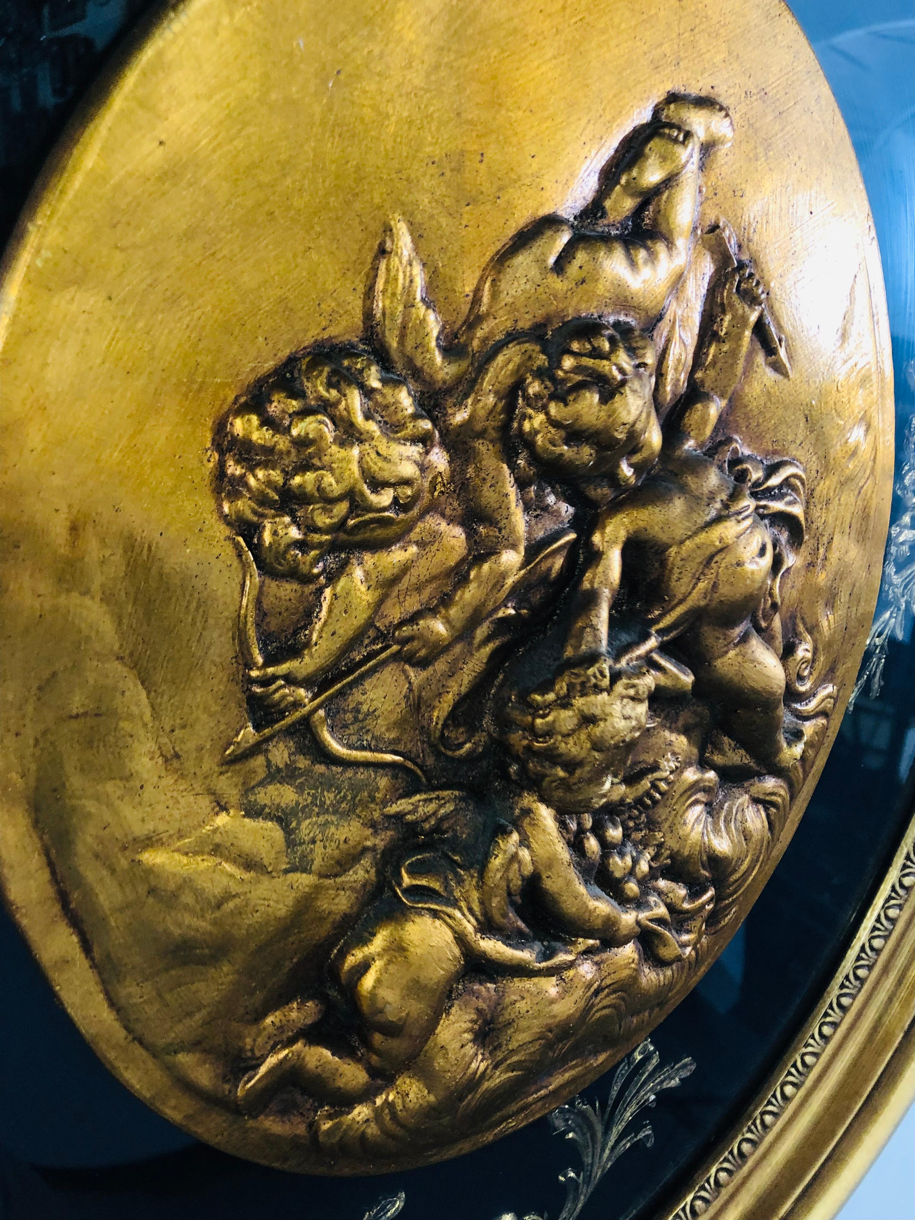 Victorien Ancienne plaque d'art murale ovale avec chérubins ailés noirs et or  en vente
