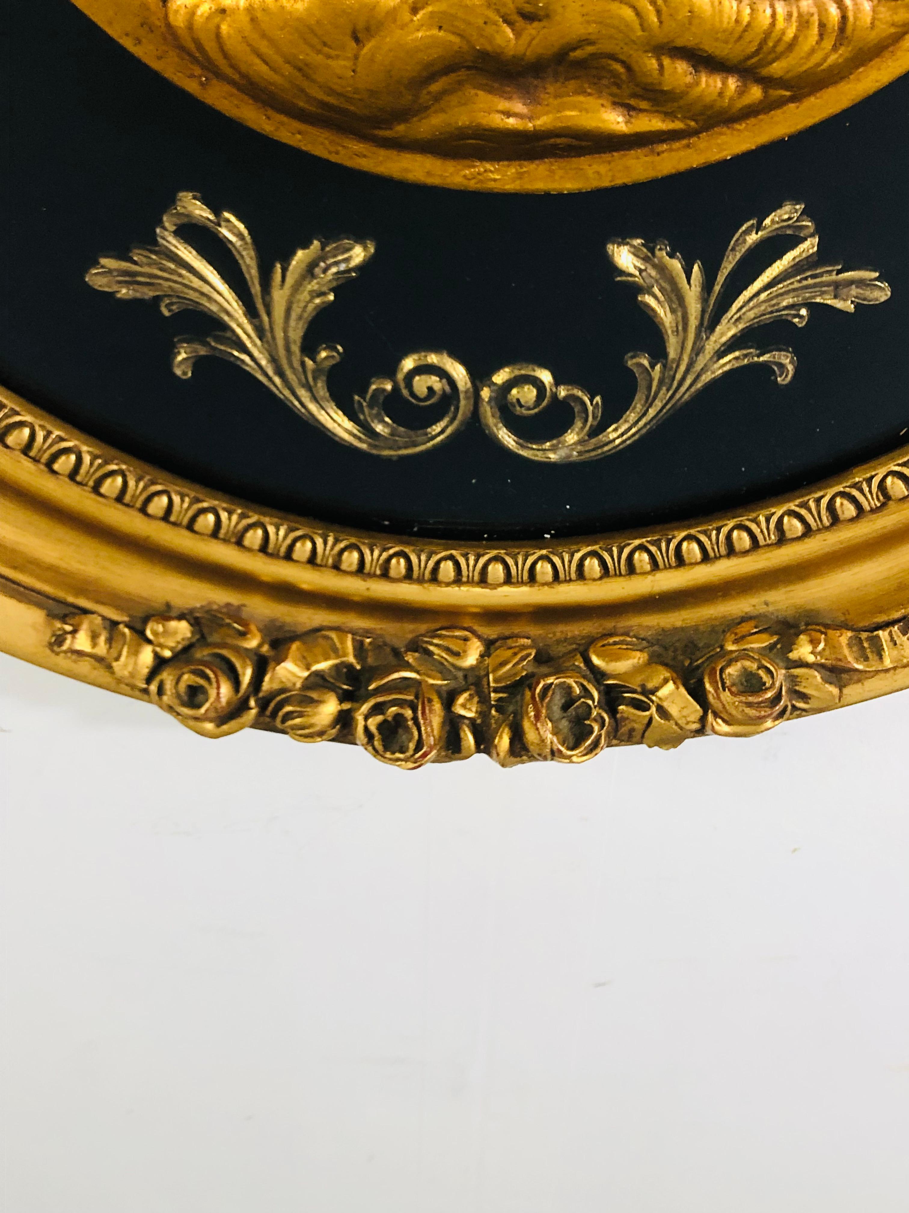 Antike ovale schwarz-goldene geflügelte Cherubs-Wandtafel, Wandkunst  (Holz) im Angebot