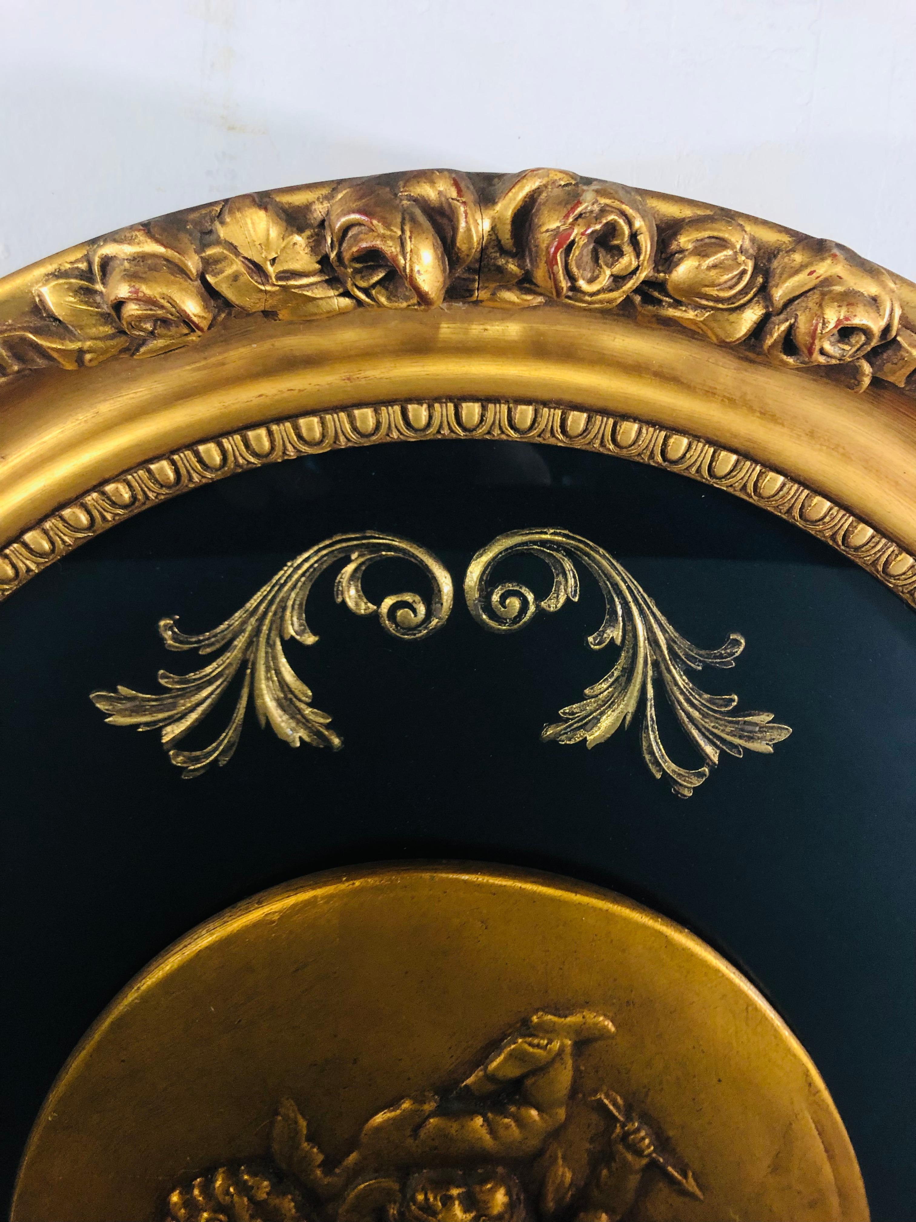 Antike ovale schwarz-goldene geflügelte Cherubs-Wandtafel, Wandkunst  im Angebot 1