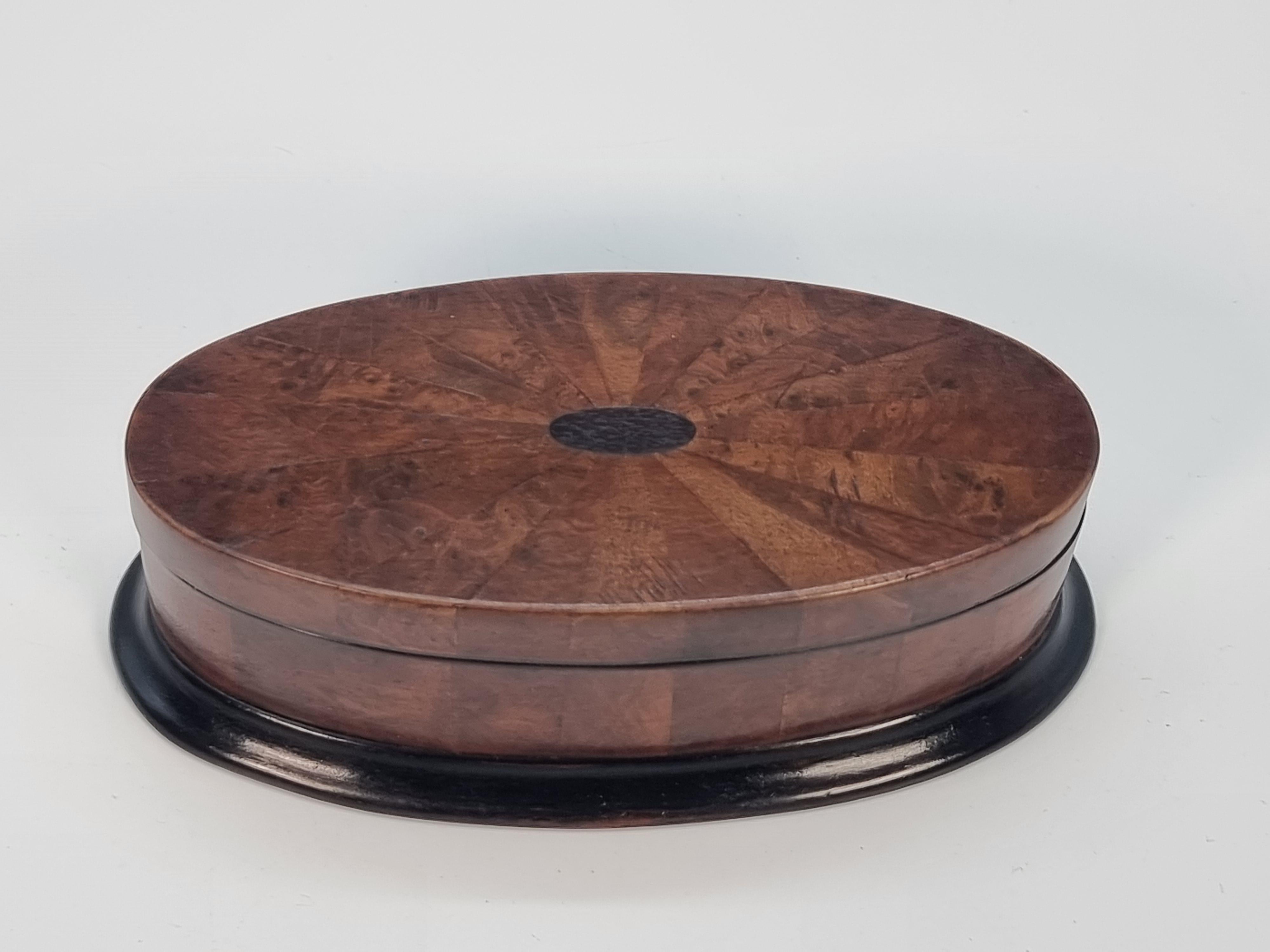 Antique oval box veneered in segments of various woods, English circa 1910 For Sale 4