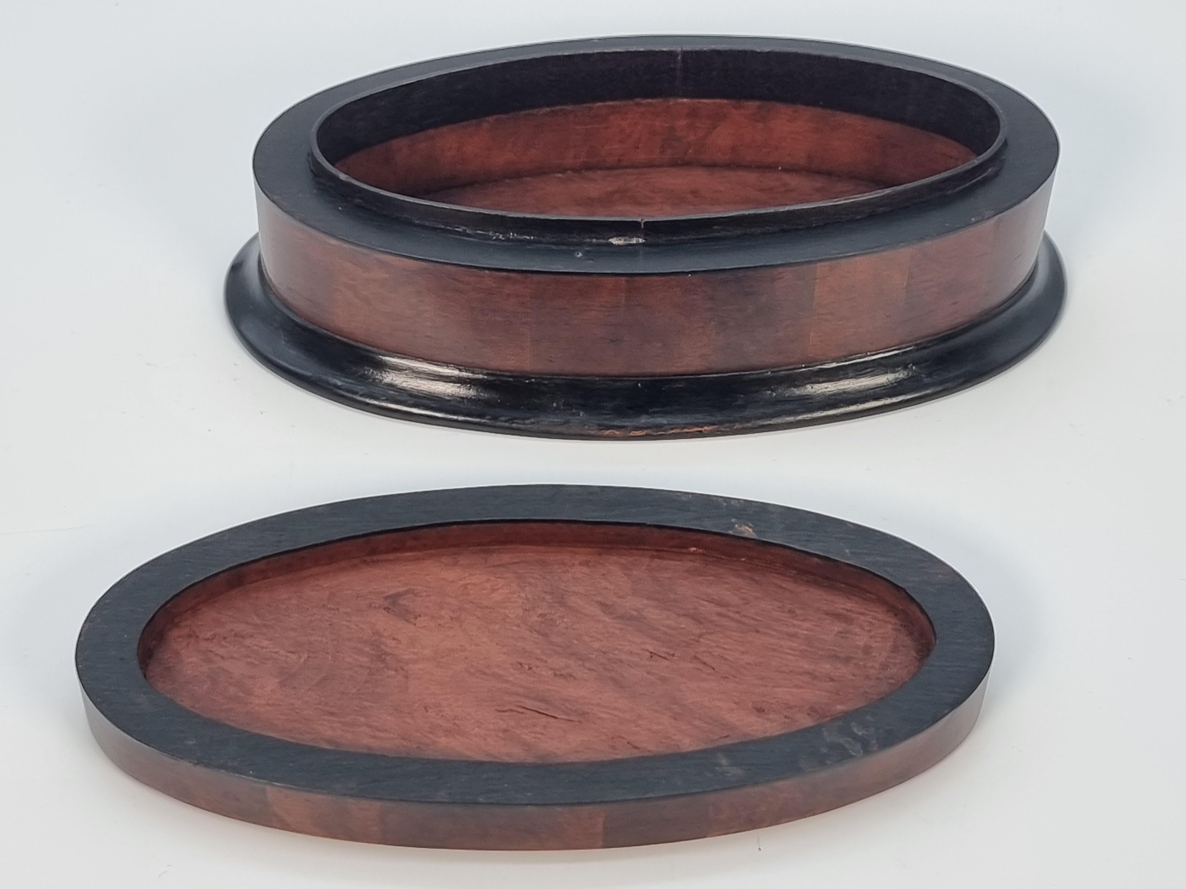 Antique oval box veneered in segments of various woods, English circa 1910 In Good Condition For Sale In Central England, GB