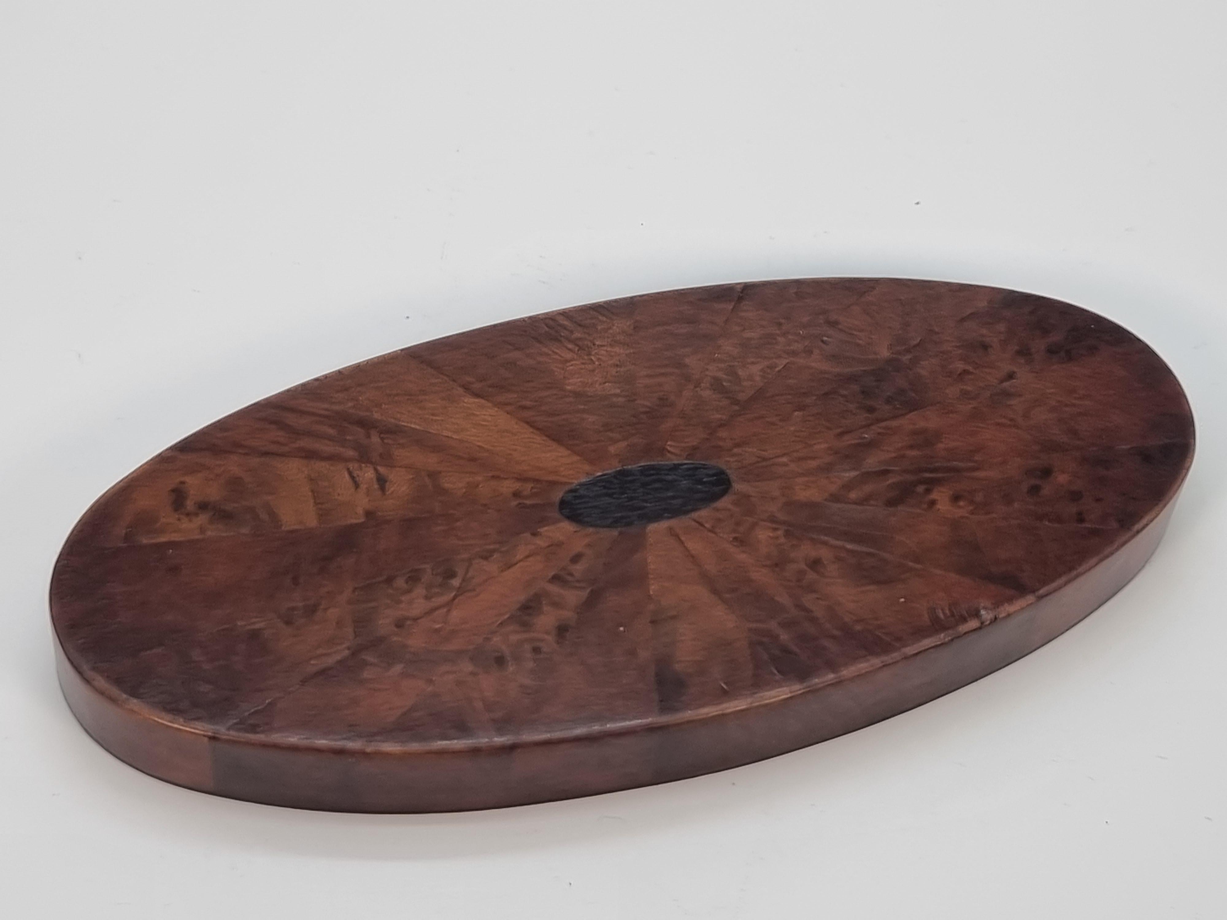 20th Century Antique oval box veneered in segments of various woods, English circa 1910 For Sale