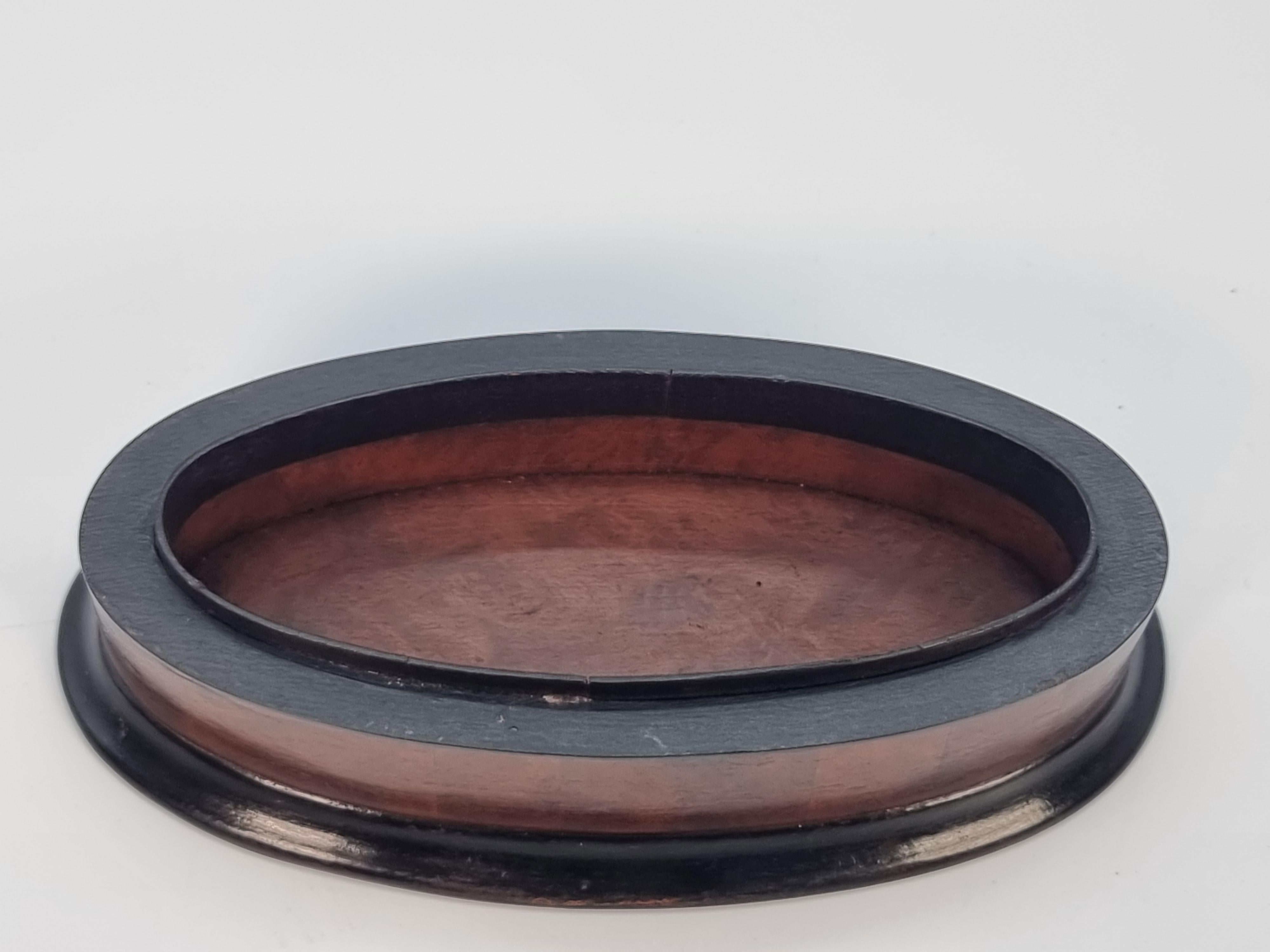 Antique oval box veneered in segments of various woods, English circa 1910 For Sale 1