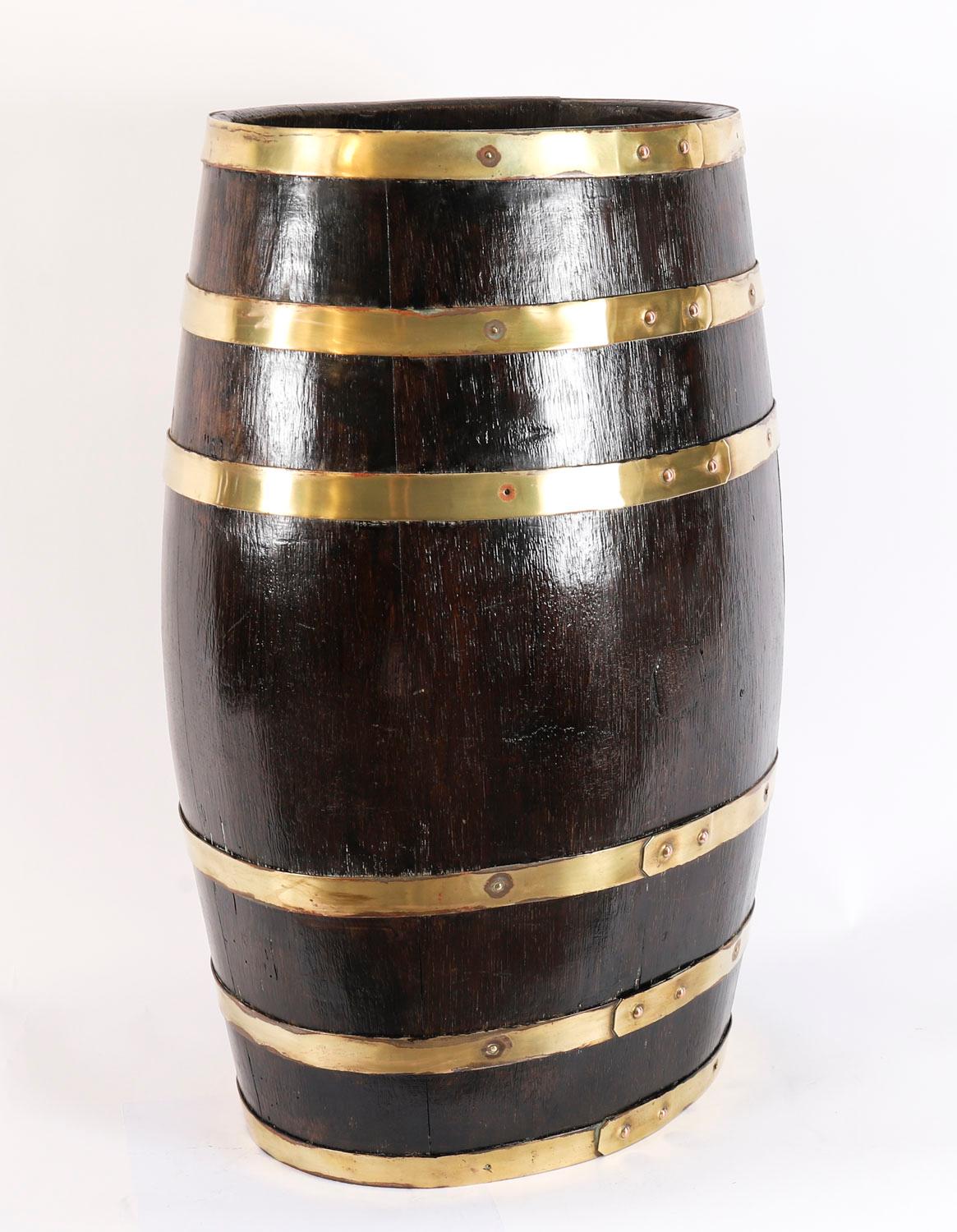 Dies ist eine elegante George III antike Eiche massiv Messing gebunden Spazierstock Stand, ca. 1810 in Datum. 

Der Ständer aus Eichenholz hat die Form eines ovalen Fasses, ist mit sechs Messingbändern versehen und weist eine charmante Patina auf,