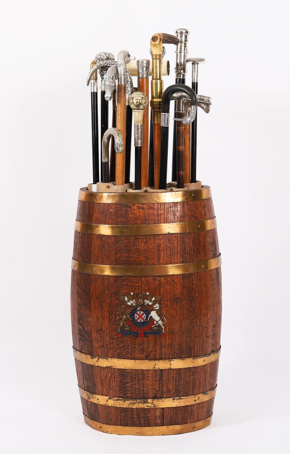 Dies ist eine elegante George III antike Eiche massiv Messing gebunden Spazierstock Stand, ca. 1810 in Datum.

Der ovale Eichenholzständer ist mit sechs Messingbändern versehen, hat eine reizvolle, altersbedingte Patina und trägt ein Wappen mit