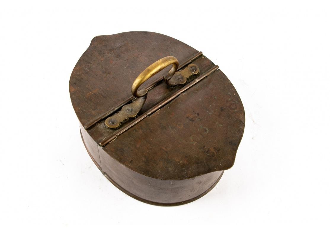 Ancienne malle de rangement ovale en cuivre Bon état - En vente à Bridgeport, CT
