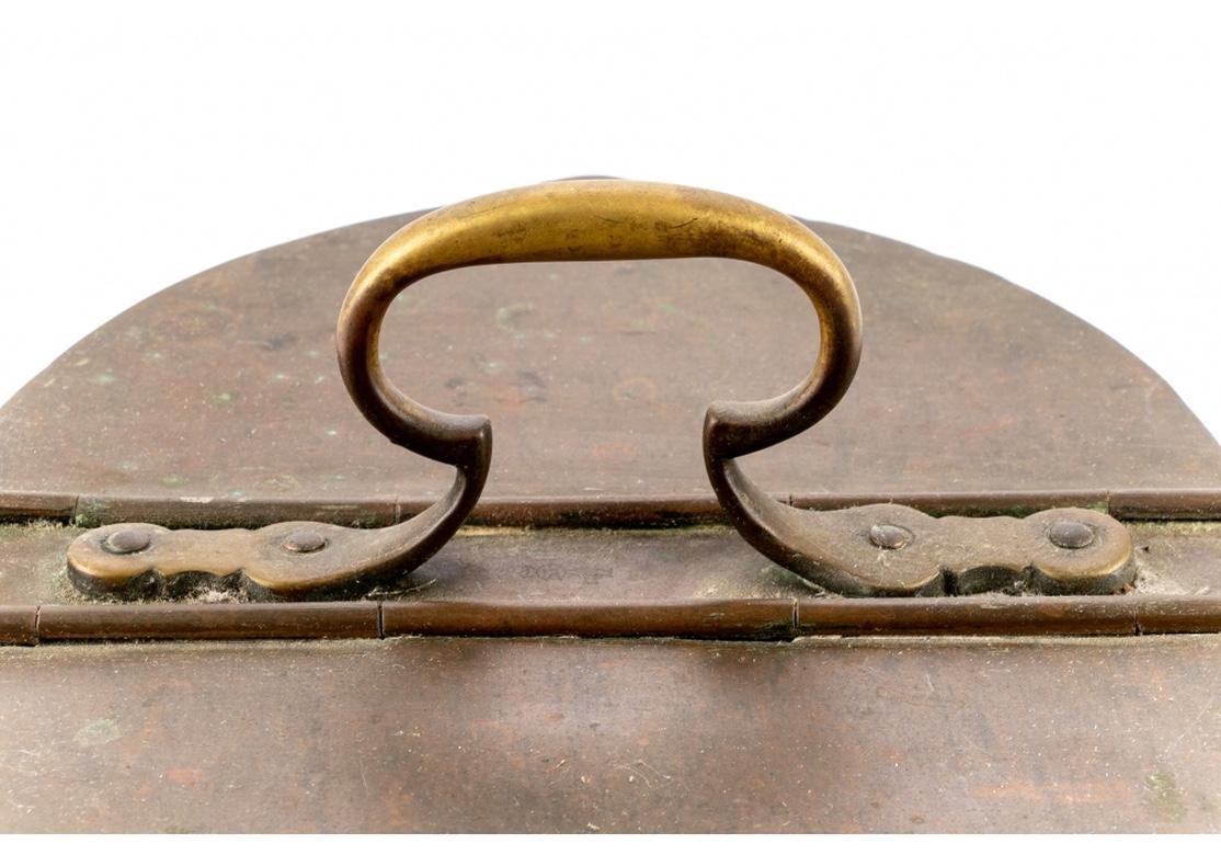 Laiton Ancienne malle de rangement ovale en cuivre en vente