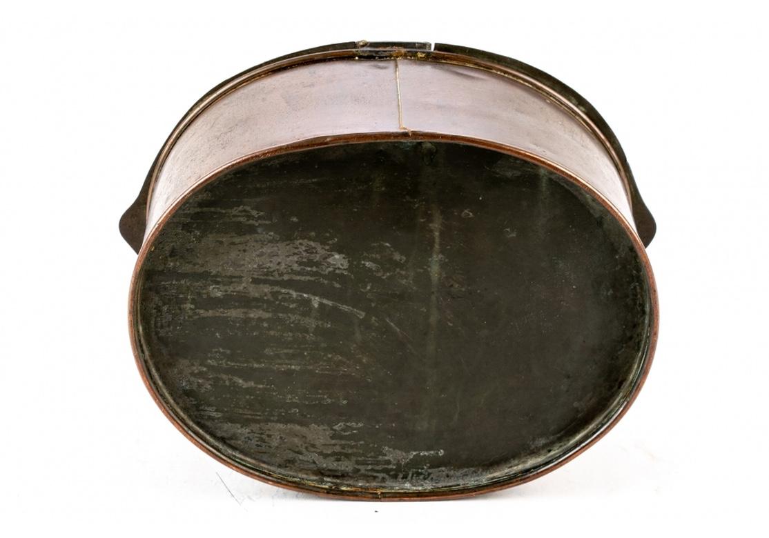 Ancienne malle de rangement ovale en cuivre en vente 2