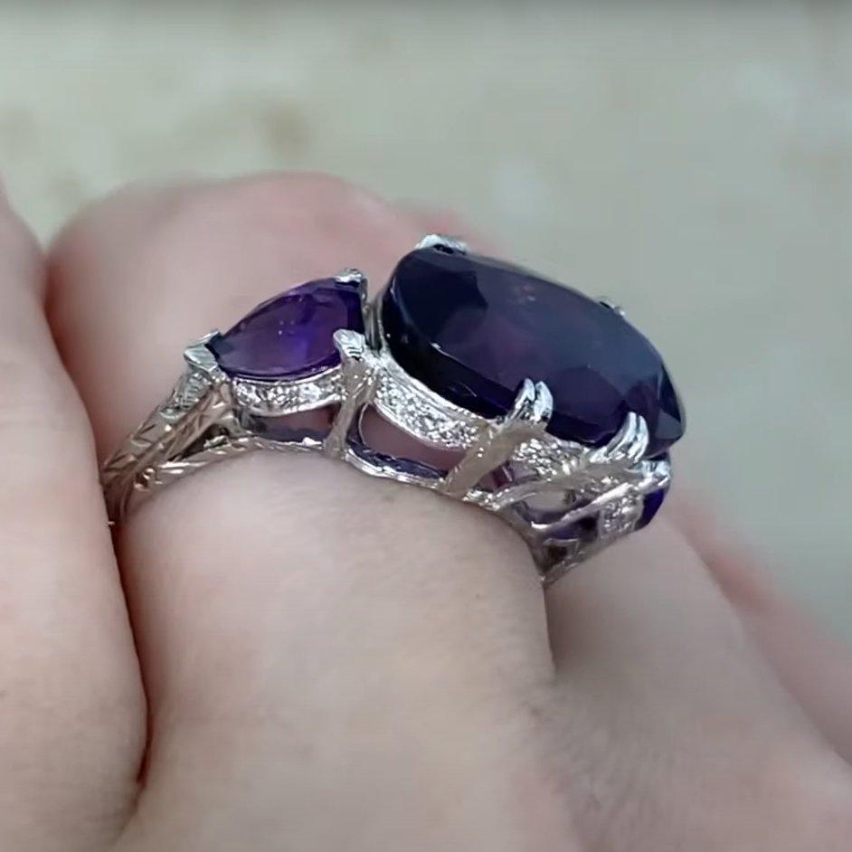 Taglio ovale Ametista antica taglio ovale  (Circa 5,30 carati) Anello, Platino in vendita