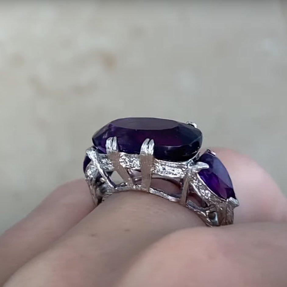 Ametista antica taglio ovale  (Circa 5,30 carati) Anello, Platino In condizioni ottime in vendita a New York, NY