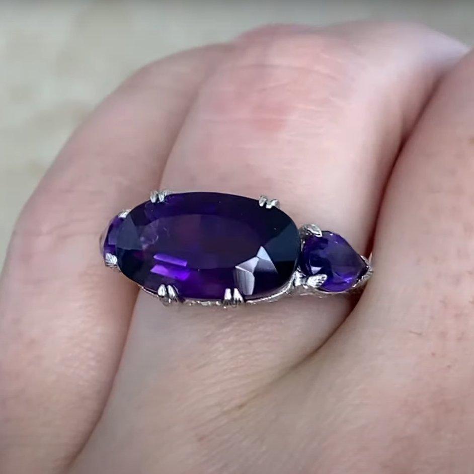 Donna Ametista antica taglio ovale  (Circa 5,30 carati) Anello, Platino in vendita