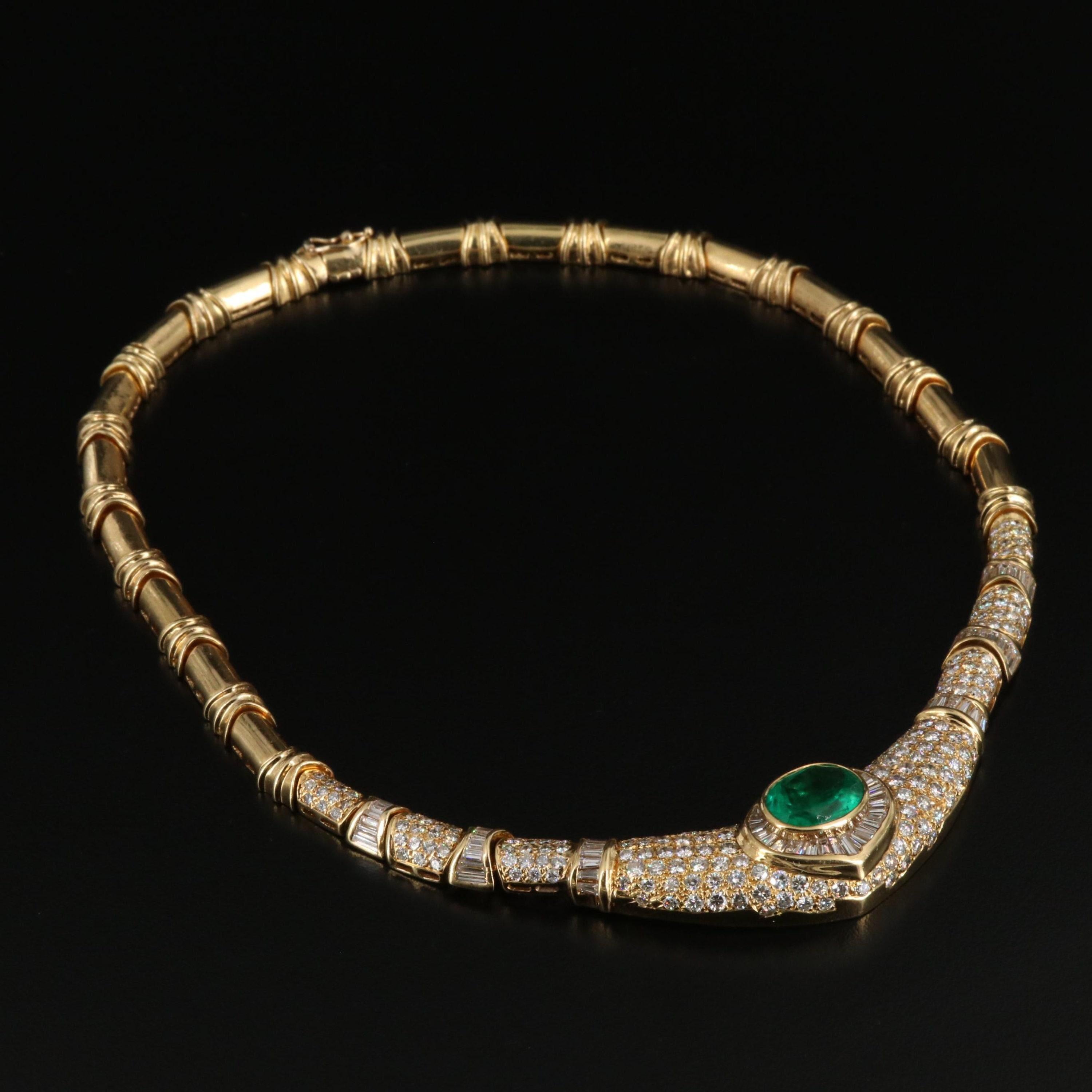 Antike Chevron-Gold-Halskette mit Smaragd im Ovalschliff und Diamanten, 18 Karat Gold Damen im Angebot
