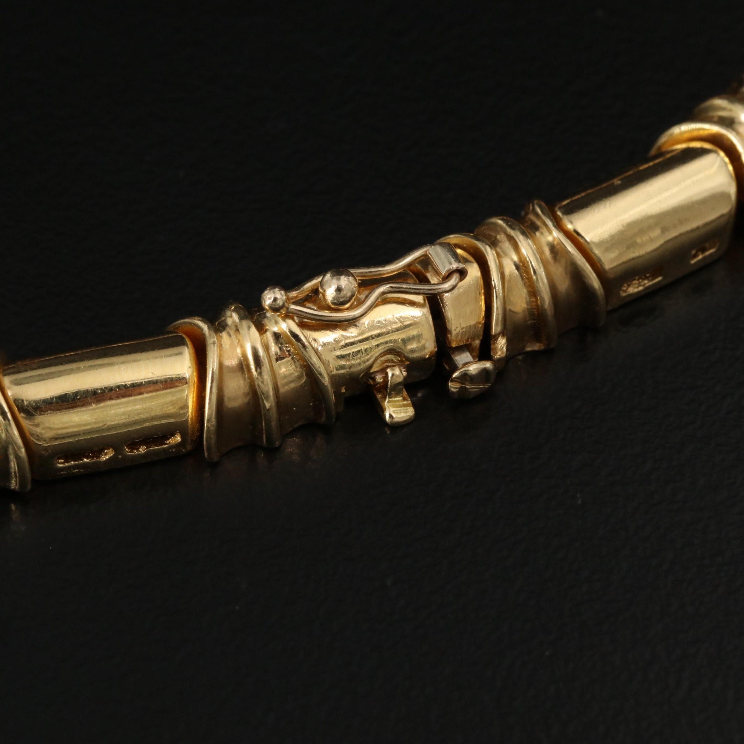 Antike Chevron-Gold-Halskette mit Smaragd im Ovalschliff und Diamanten, 18 Karat Gold im Angebot 1