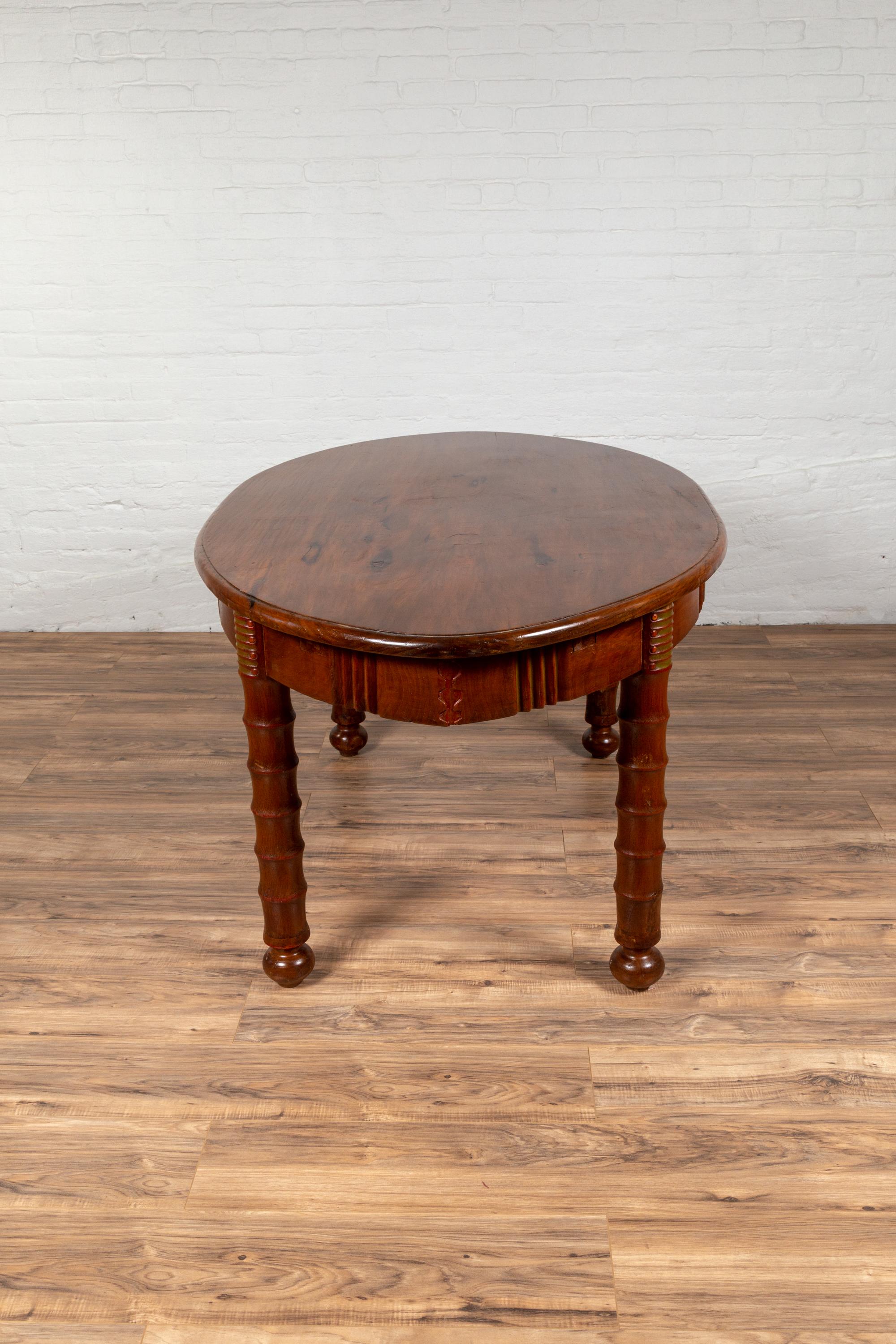 Table de salle à manger ovale ancienne d'Indonésie avec pieds en fuseau et patine chaude en vente 8