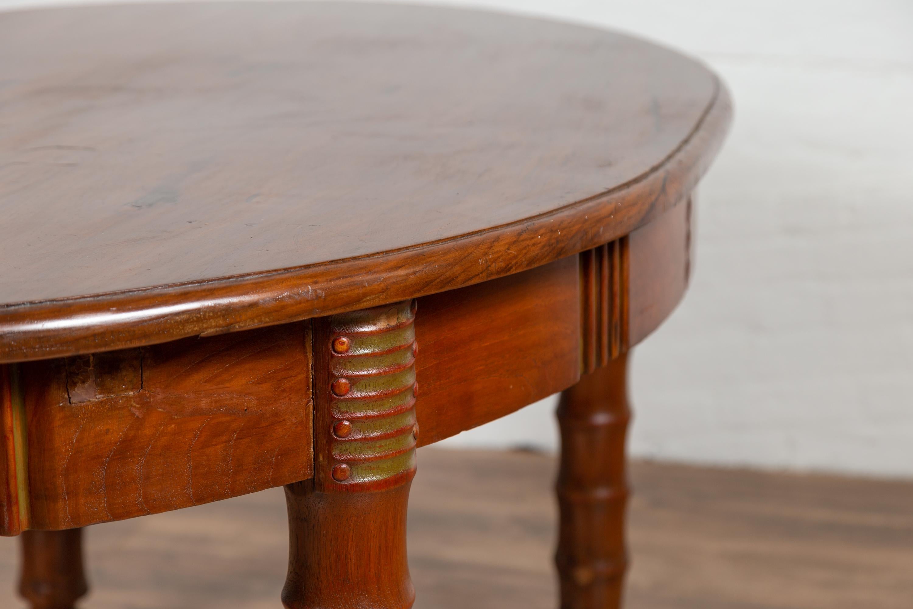 Table de salle à manger ovale ancienne d'Indonésie avec pieds en fuseau et patine chaude en vente 9