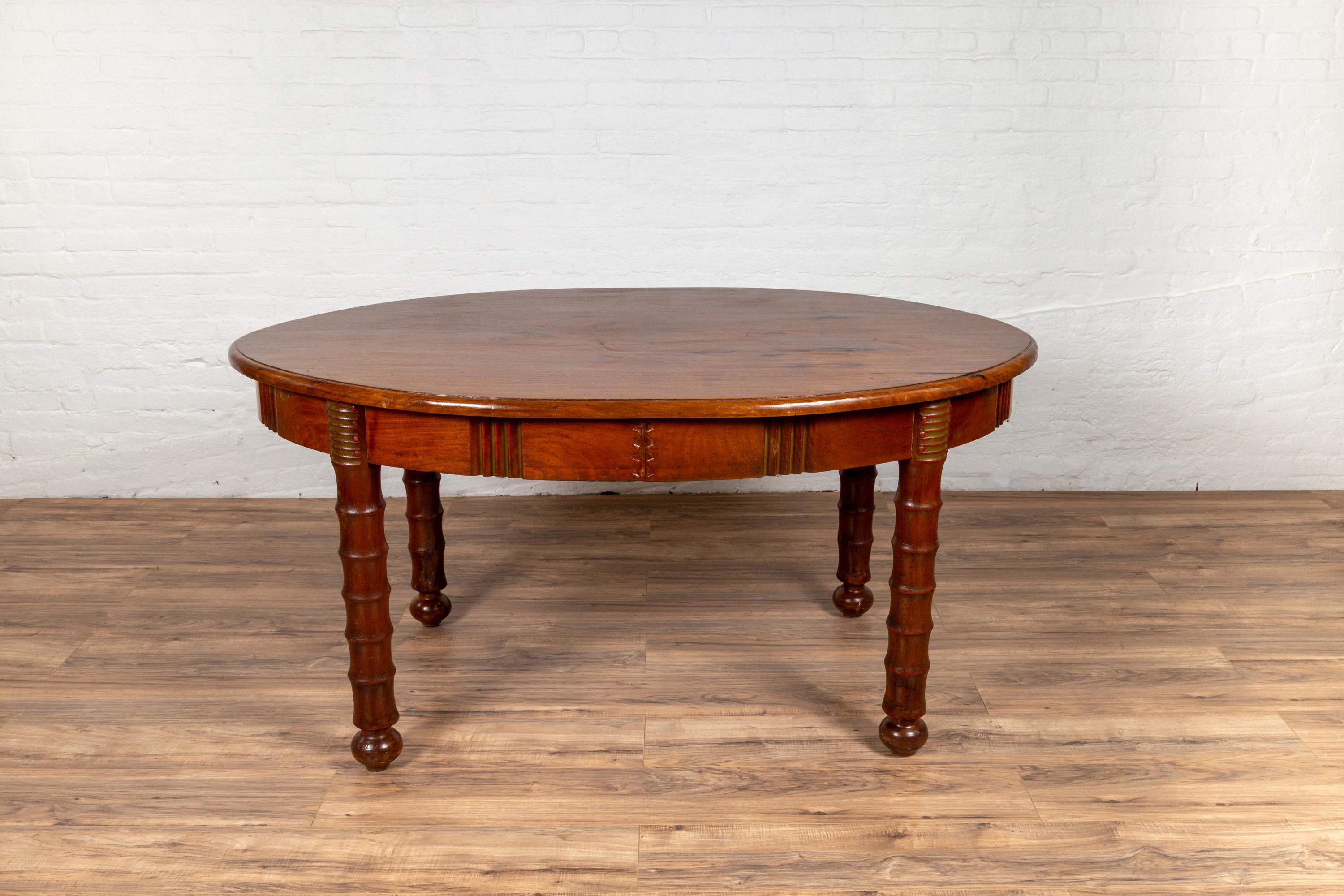 Table de salle à manger ovale ancienne d'Indonésie avec pieds en fuseau et patine chaude en vente 10