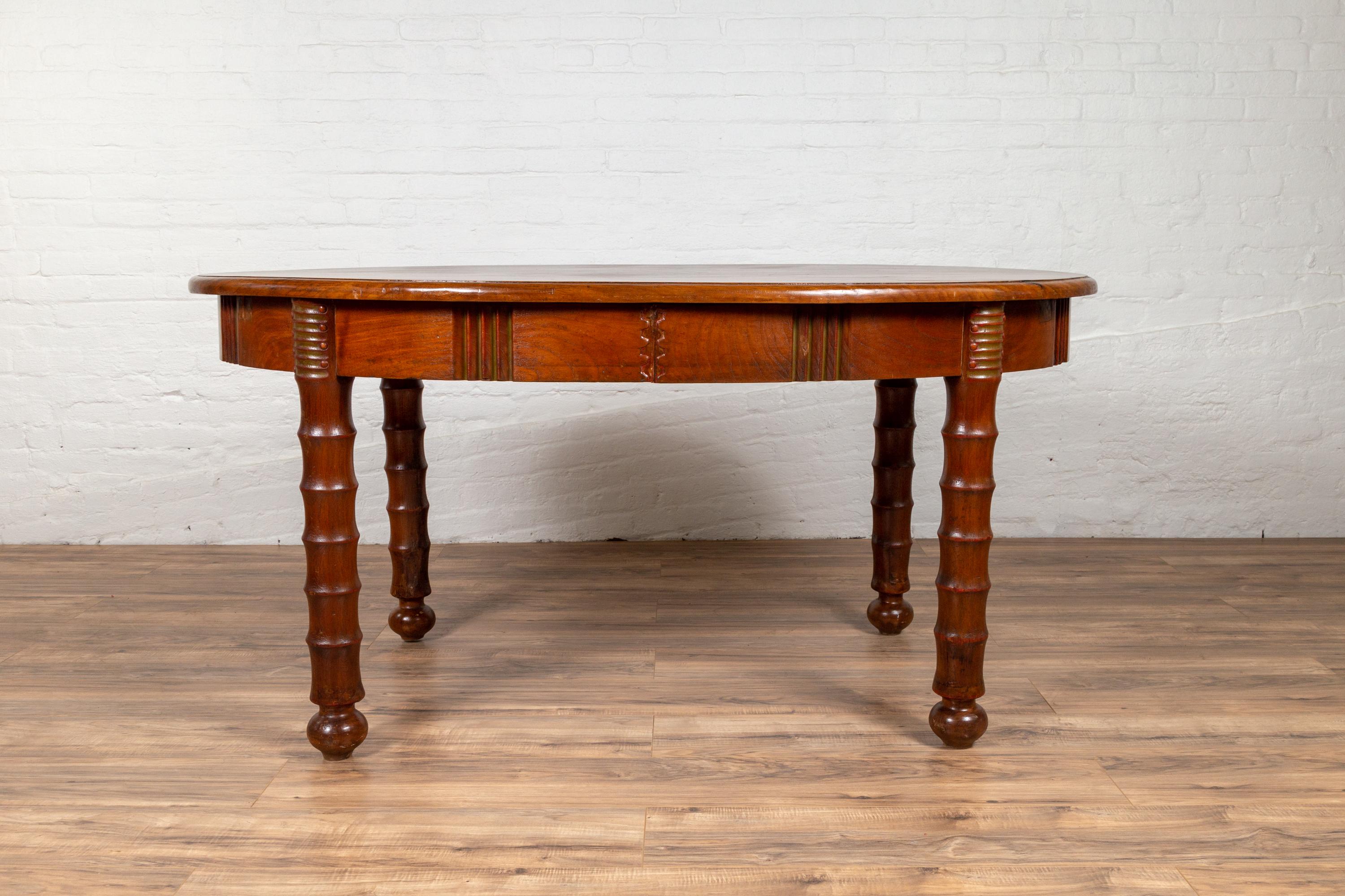 Table de salle à manger ovale ancienne d'Indonésie avec pieds en fuseau et patine chaude en vente 11