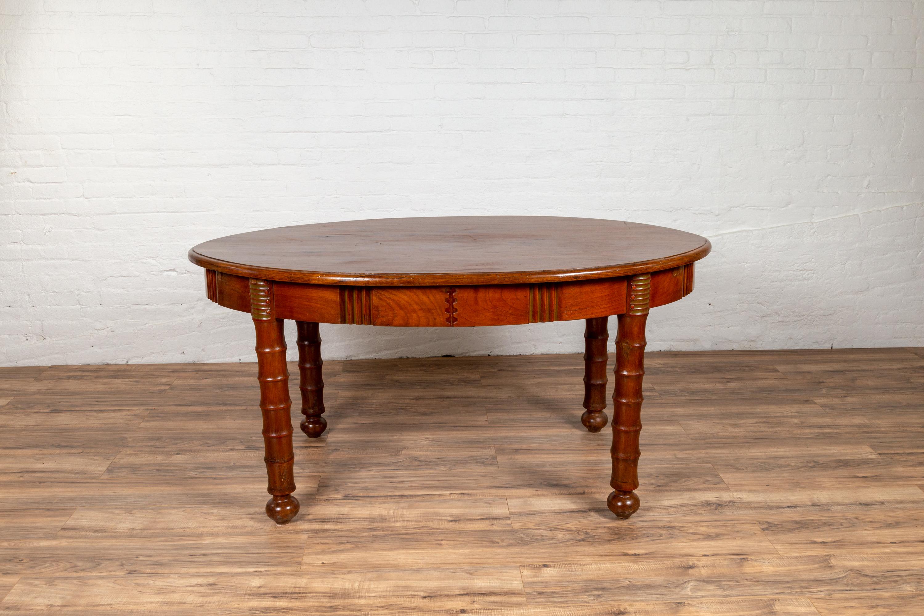 Bois Table de salle à manger ovale ancienne d'Indonésie avec pieds en fuseau et patine chaude en vente