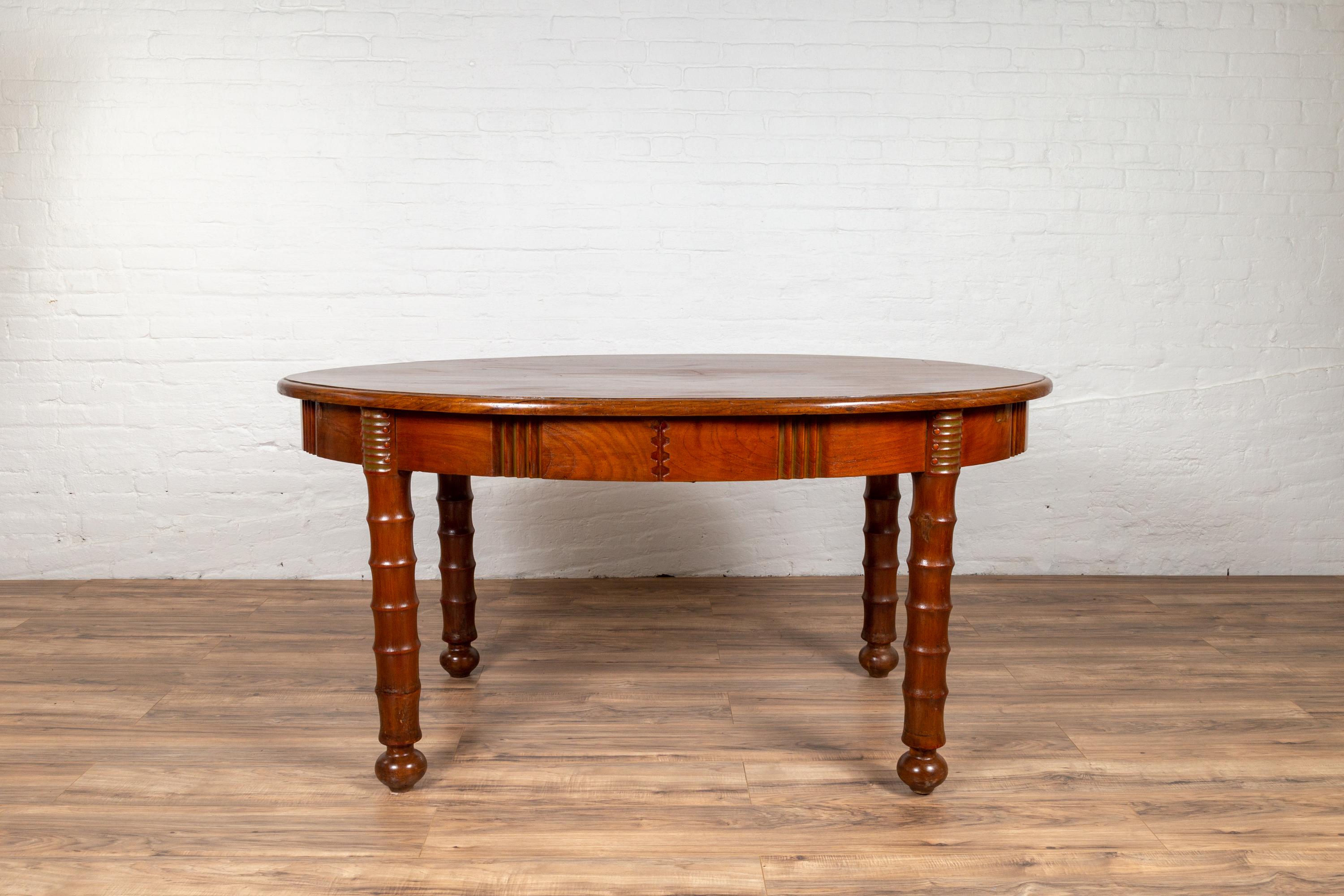 Table de salle à manger ovale ancienne d'Indonésie avec pieds en fuseau et patine chaude en vente 1