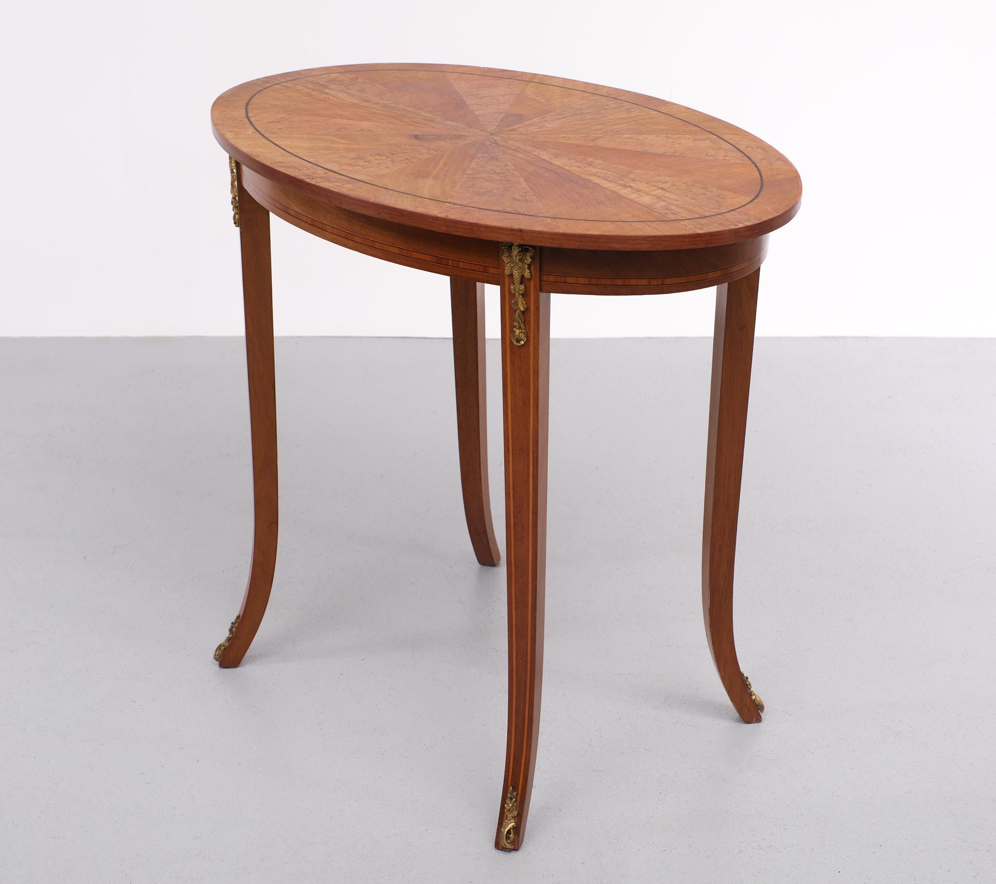 Fin du XIXe siècle Ancienne table centrale ovale française de 1870 en vente