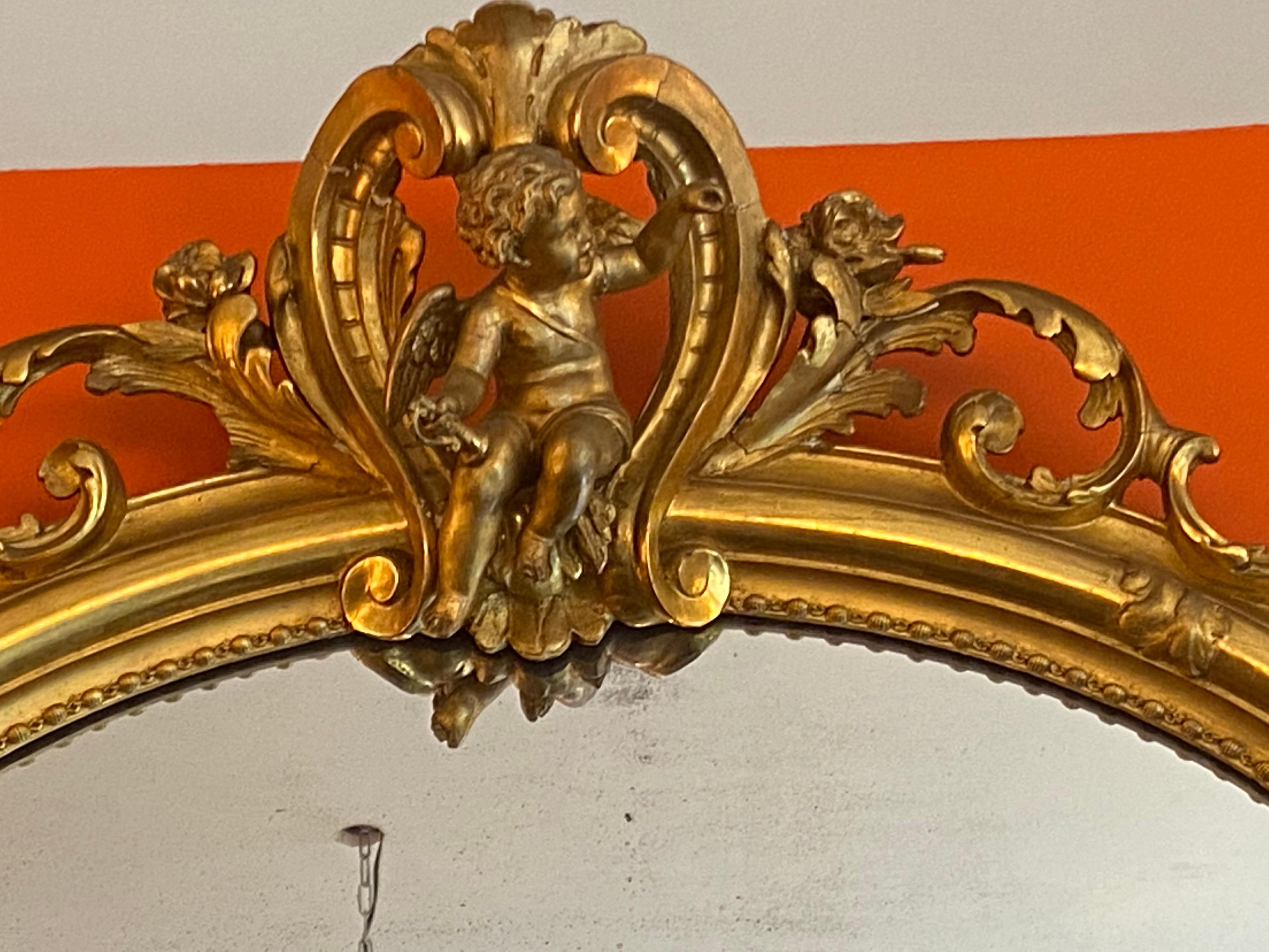 Magnifique miroir français sculpté et doré.