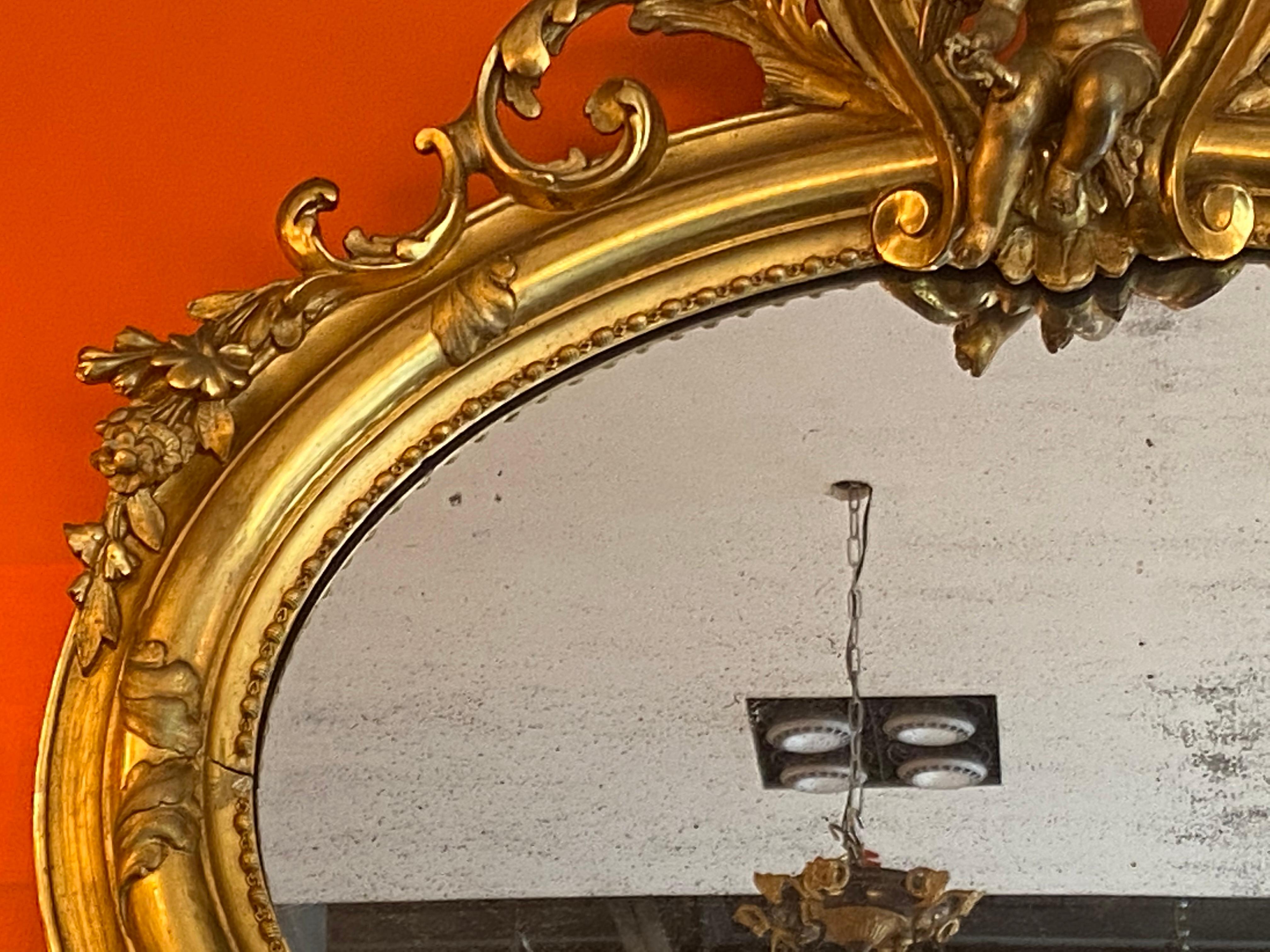 Antiker ovaler vergoldeter Spiegel (Handgeschnitzt) im Angebot