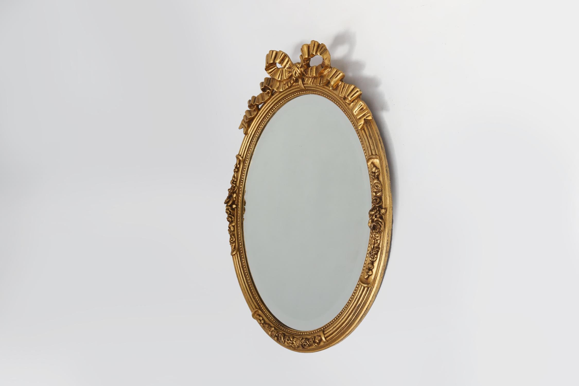 Bélgica / 1900 / espejo / madera y yeso / antiguo

Un gran espejo dorado con ricos adornos fabricado en Bélgica hacia 1900. Realizado en madera y escayola y con un lujoso espejo tallado. La parte superior se decoró con una cinta que simboliza la