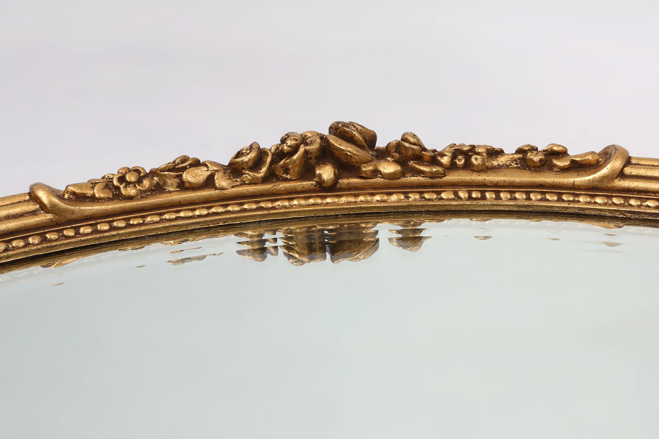 Antiguo espejo oval dorado de madera y escayola, Bélgica ca. 1900 Belga en venta