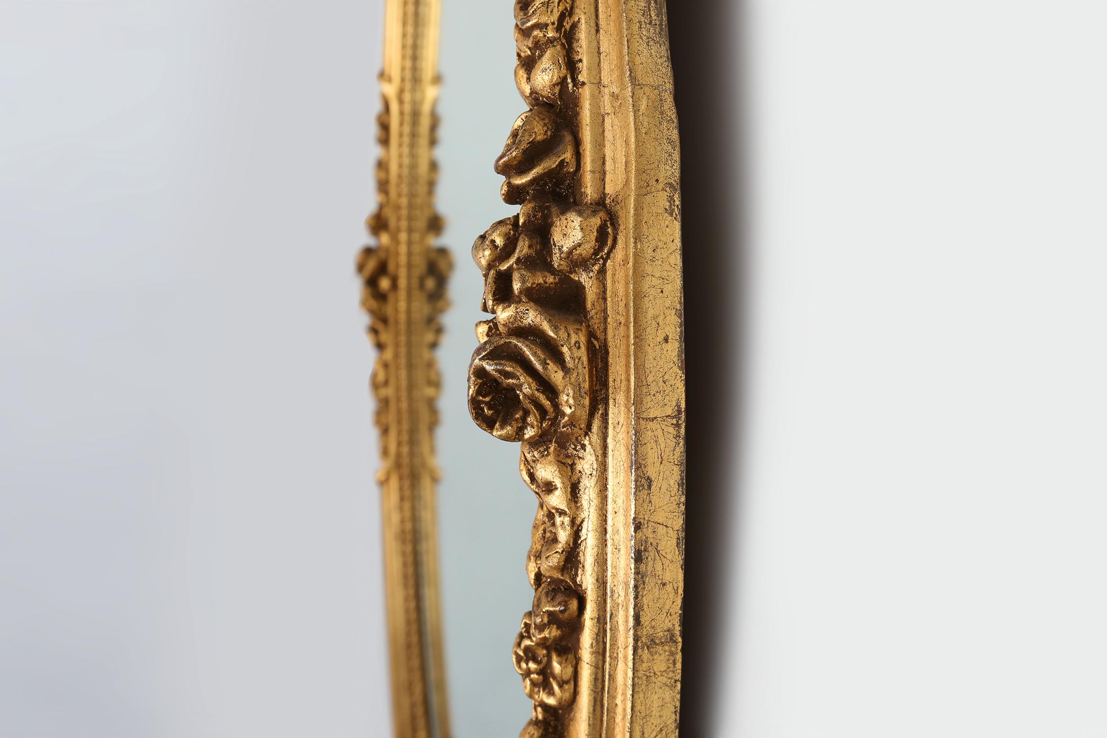 Antiguo espejo oval dorado de madera y escayola, Bélgica ca. 1900 en Bueno estado para la venta en Meulebeke, BE