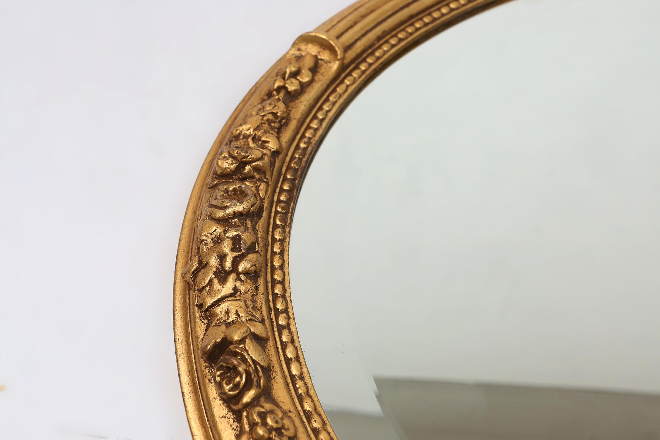 Antiguo espejo oval dorado de madera y escayola, Bélgica ca. 1900 principios del siglo XX en venta
