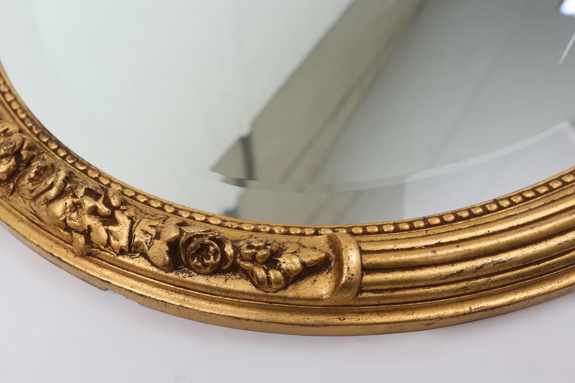 Antiguo espejo oval dorado de madera y escayola, Bélgica ca. 1900 Yeso en venta