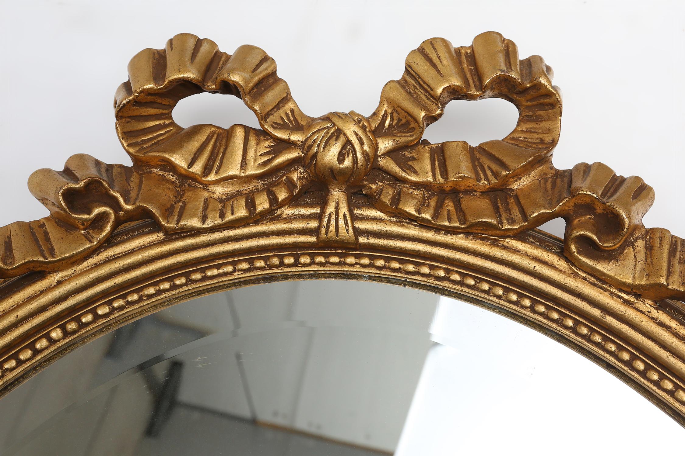 Antiguo espejo oval dorado de madera y escayola, Bélgica ca. 1900 en venta 1