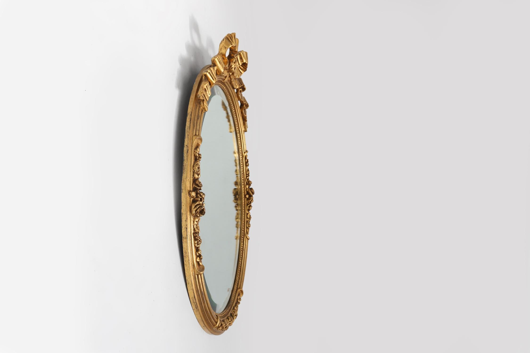 Antiguo espejo oval dorado de madera y escayola, Bélgica ca. 1900 en venta 2