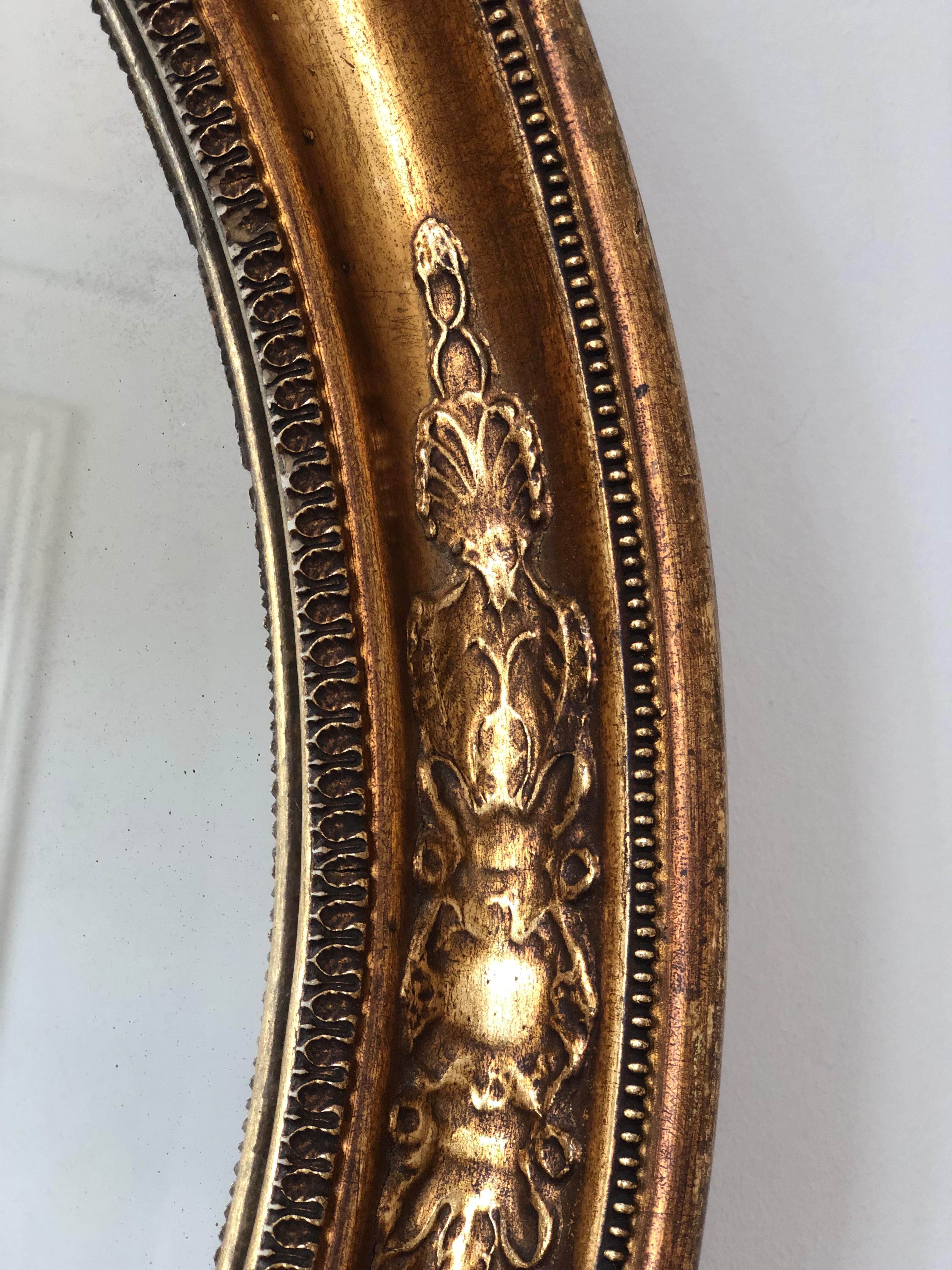 Neoclassico Antique Mirror ovale in legno dorato Francia Fine Ottocento in vendita