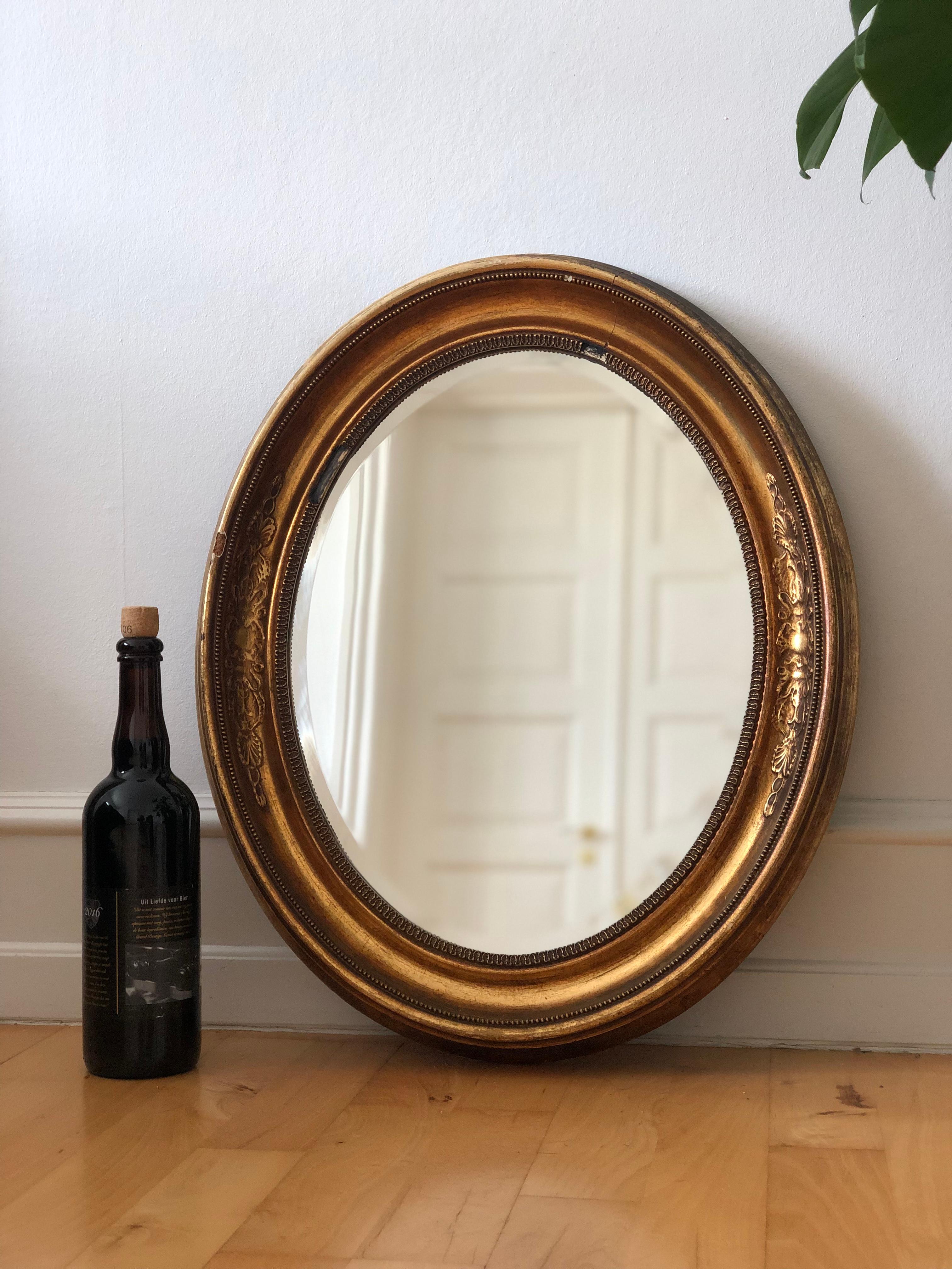 Intagliato a mano Antique Mirror ovale in legno dorato Francia Fine Ottocento in vendita